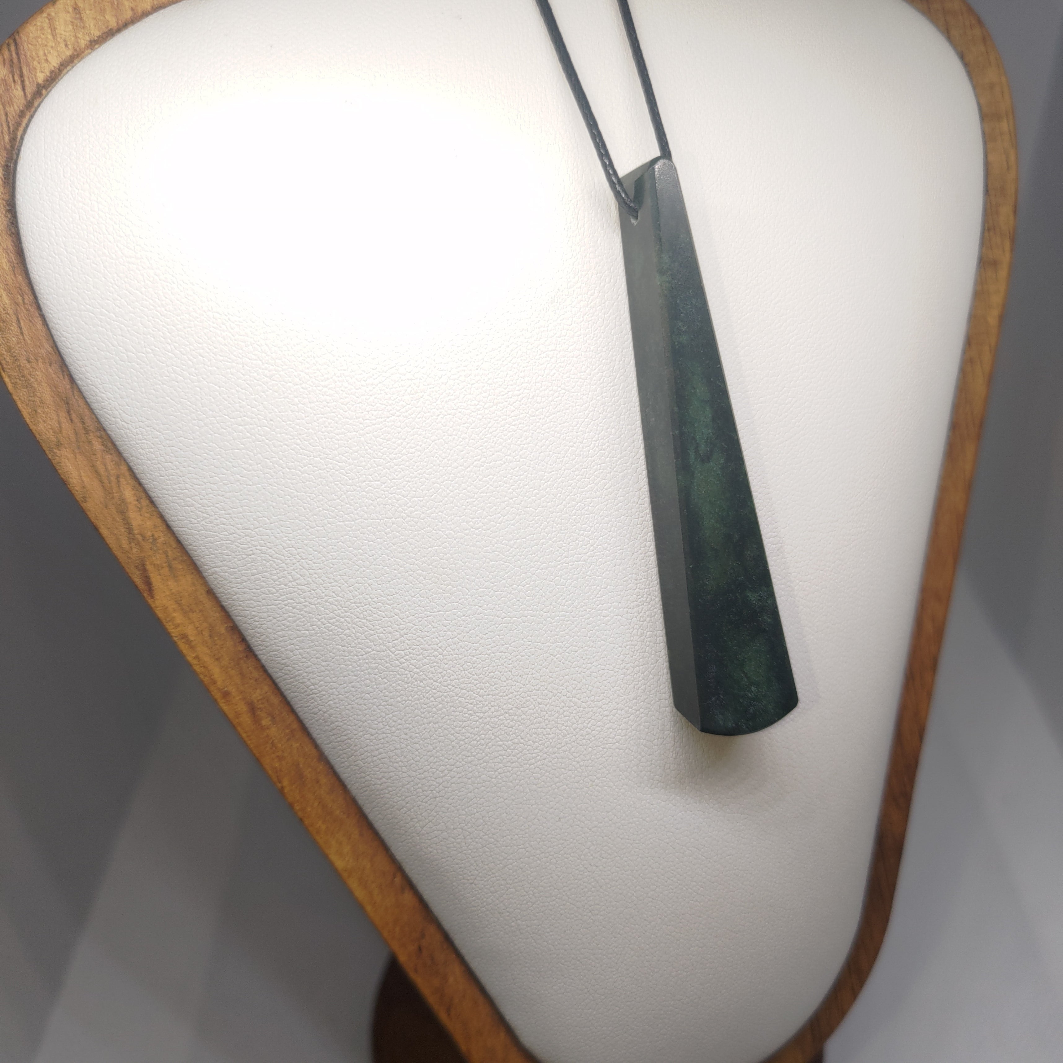 Hand Made New Zealand Pounamu/Greenstone Necklace Ref: 0252