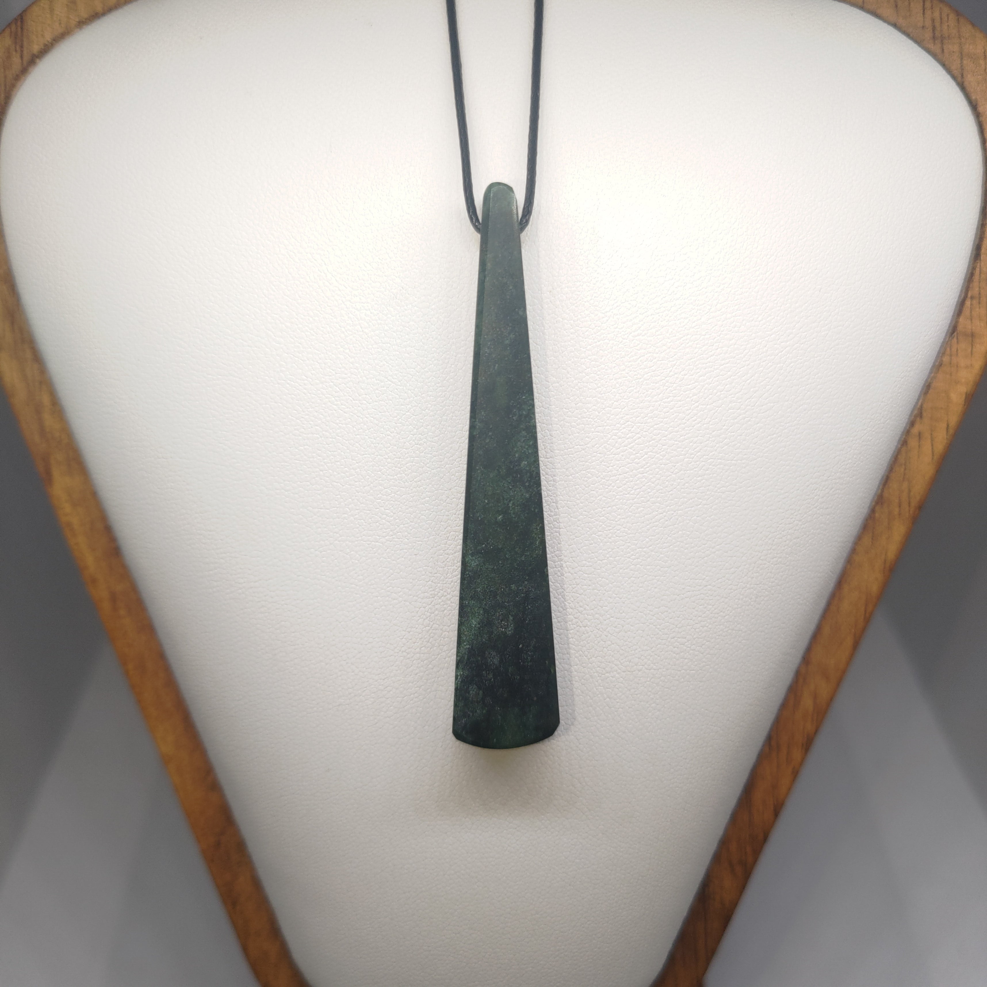 Hand Made New Zealand Pounamu/Greenstone Necklace Ref: 0252