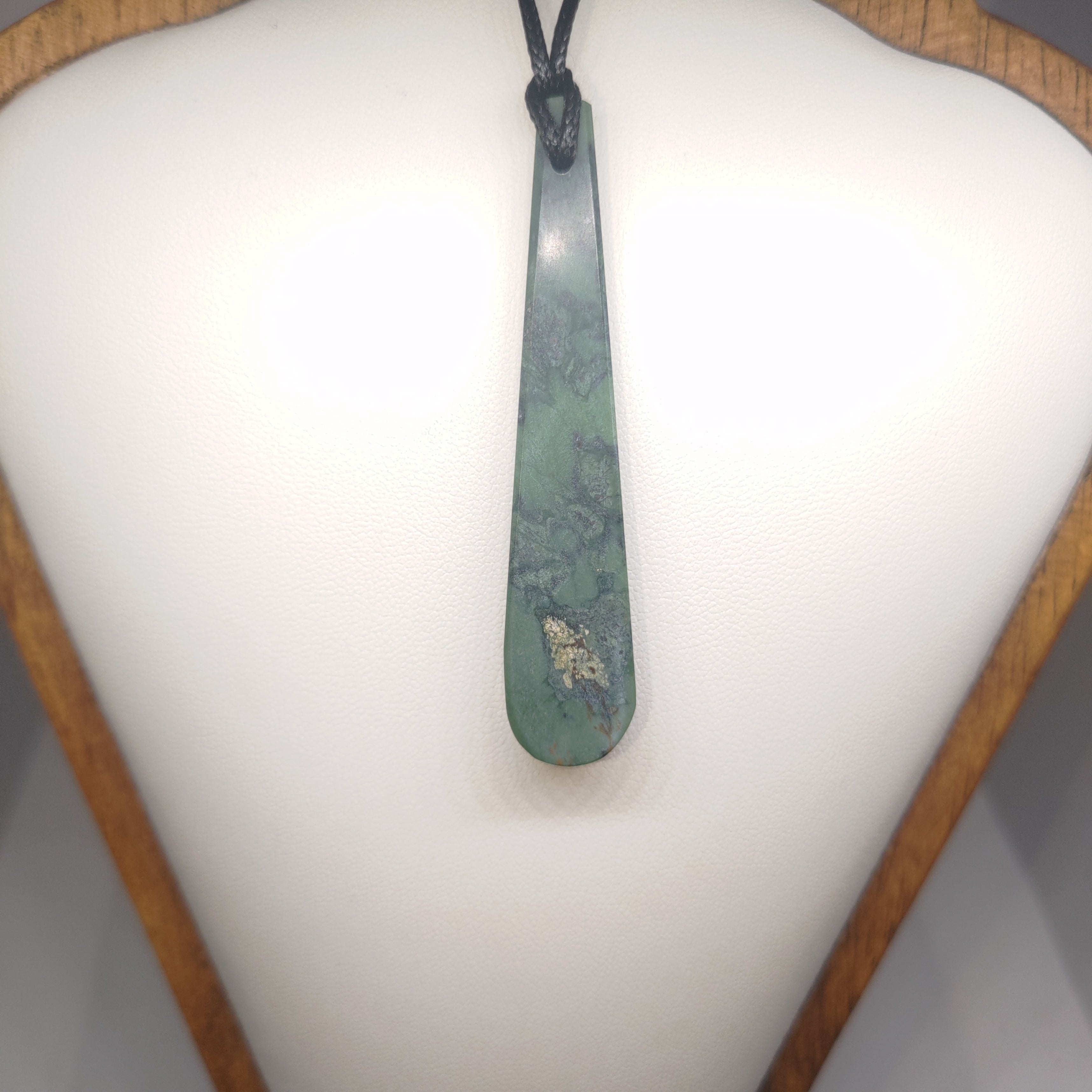 Hand Made New Zealand Pounamu/Greenstone Necklace Ref: 0253