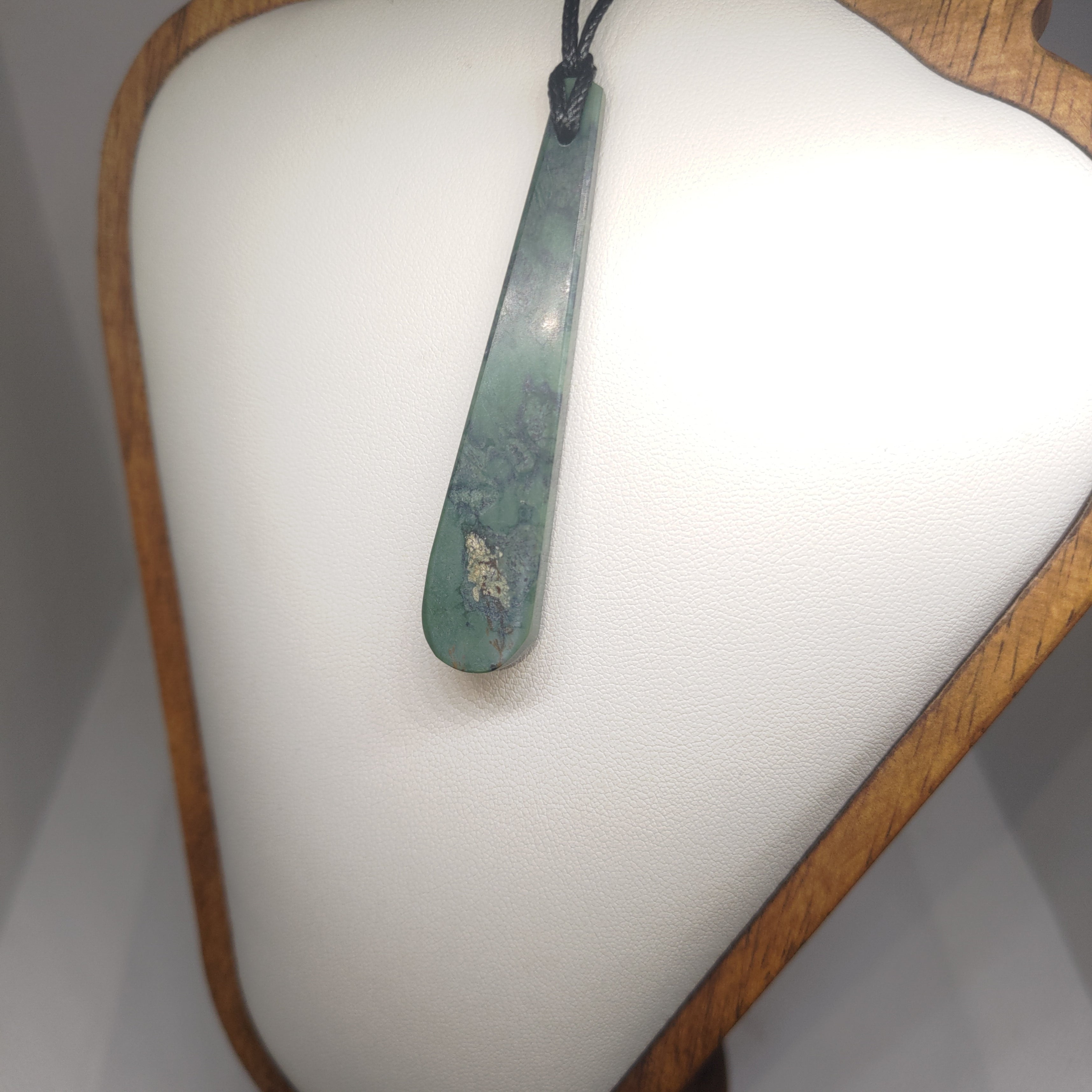Hand Made New Zealand Pounamu/Greenstone Necklace Ref: 0253