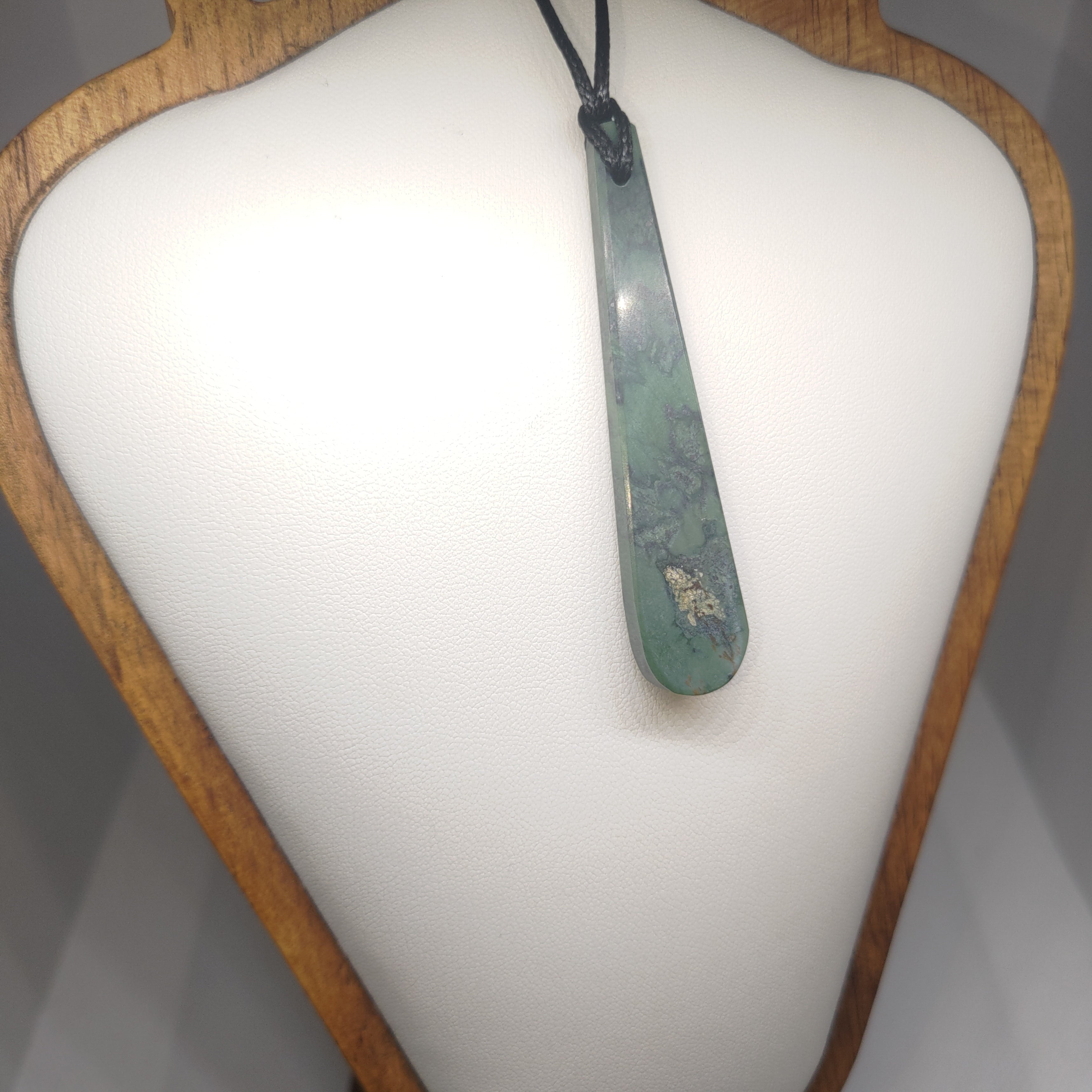 Hand Made New Zealand Pounamu/Greenstone Necklace Ref: 0253