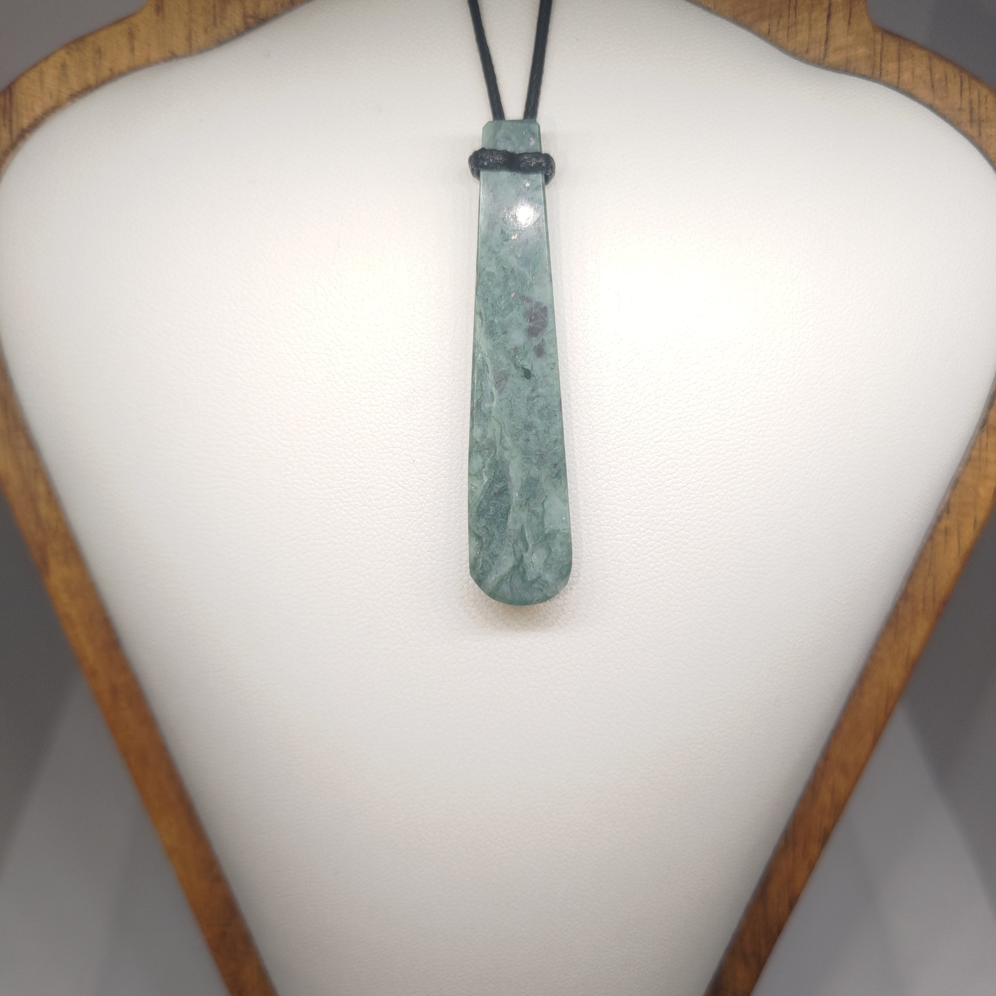 Hand Made New Zealand Pounamu/Greenstone Necklace Ref: 0254