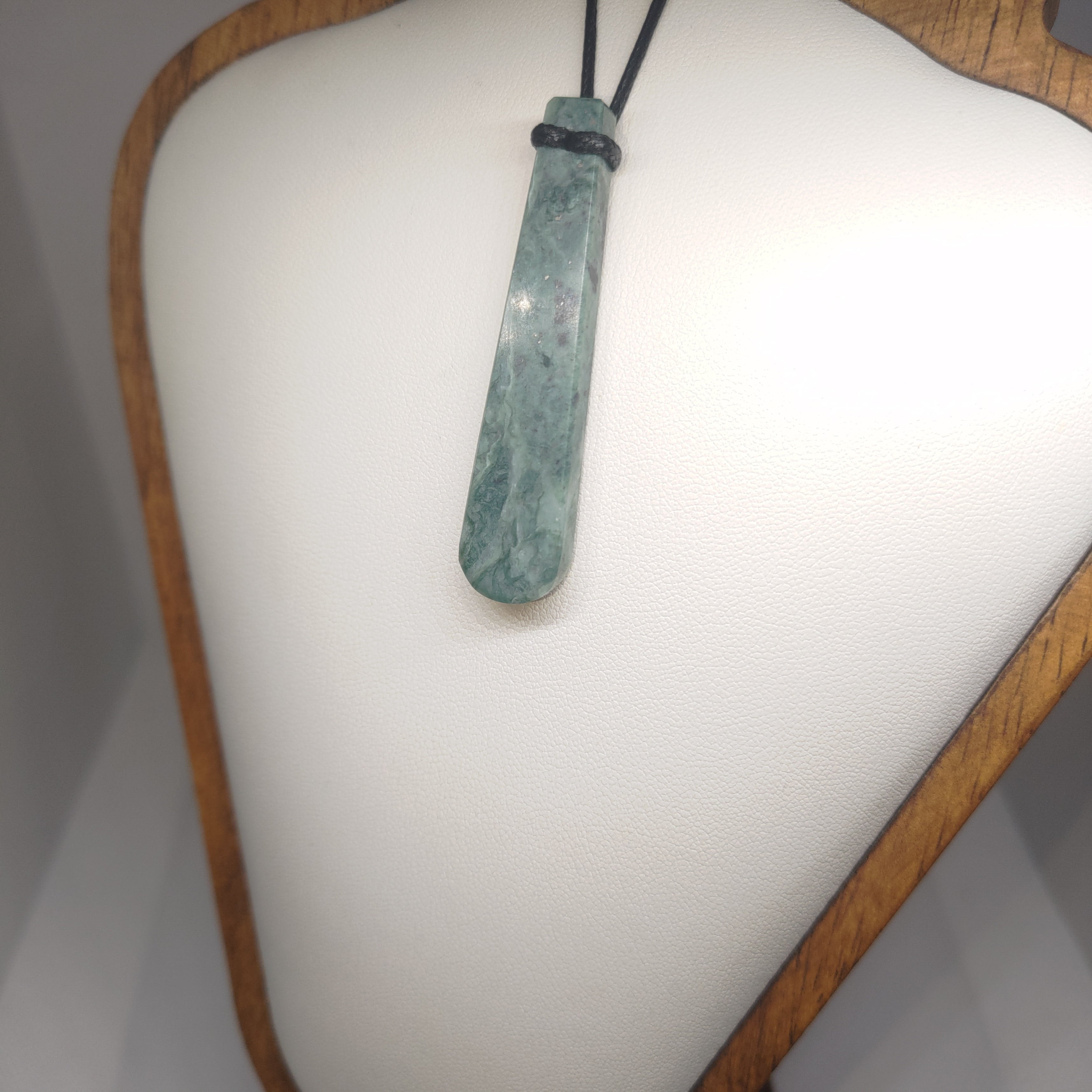 Hand Made New Zealand Pounamu/Greenstone Necklace Ref: 0254