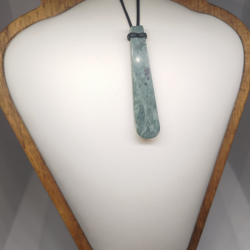 Hand Made New Zealand Pounamu/Greenstone Necklace Ref: 0254