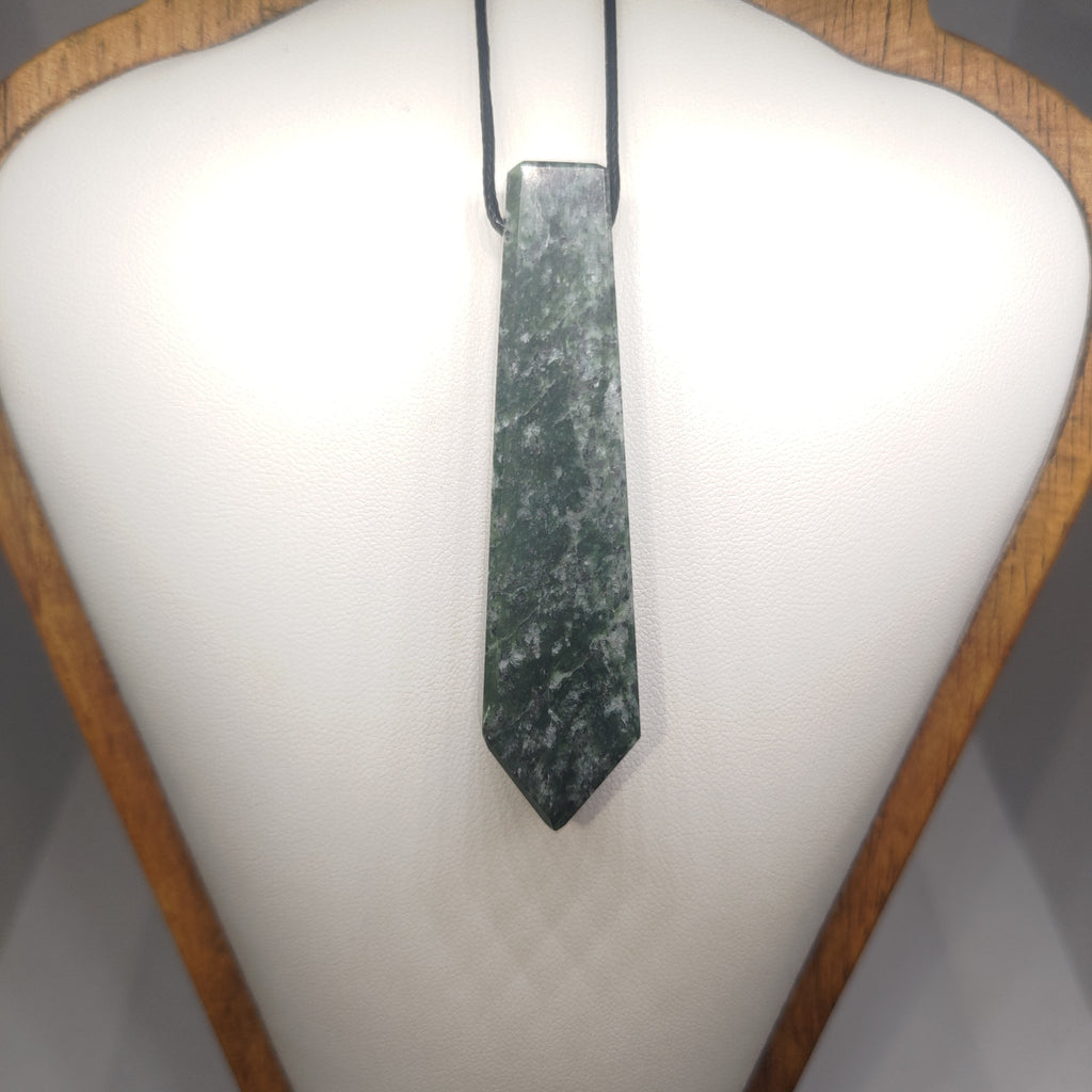 Hand Made New Zealand Pounamu/Greenstone Necklace Ref: 0255