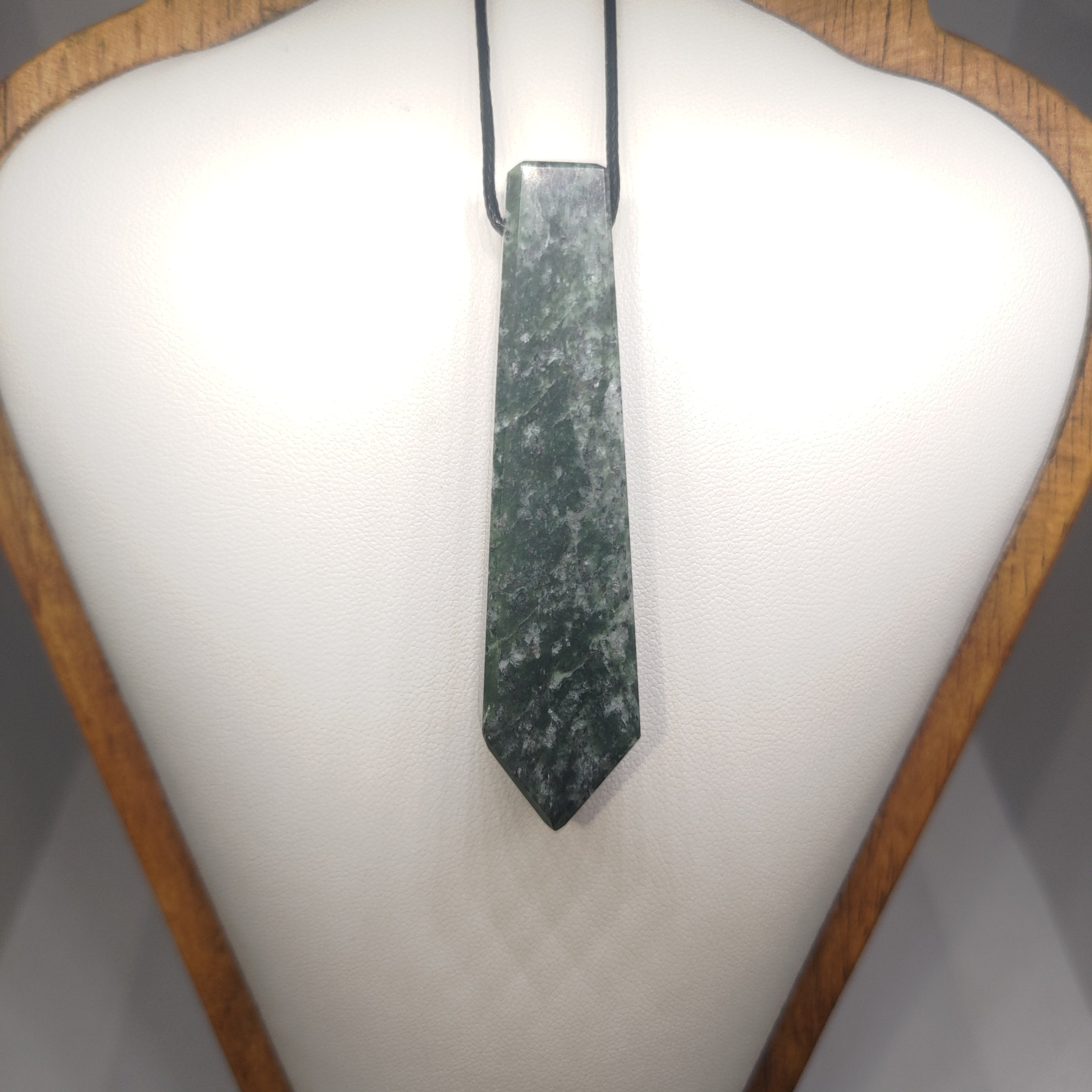 Hand Made New Zealand Pounamu/Greenstone Necklace Ref: 0255