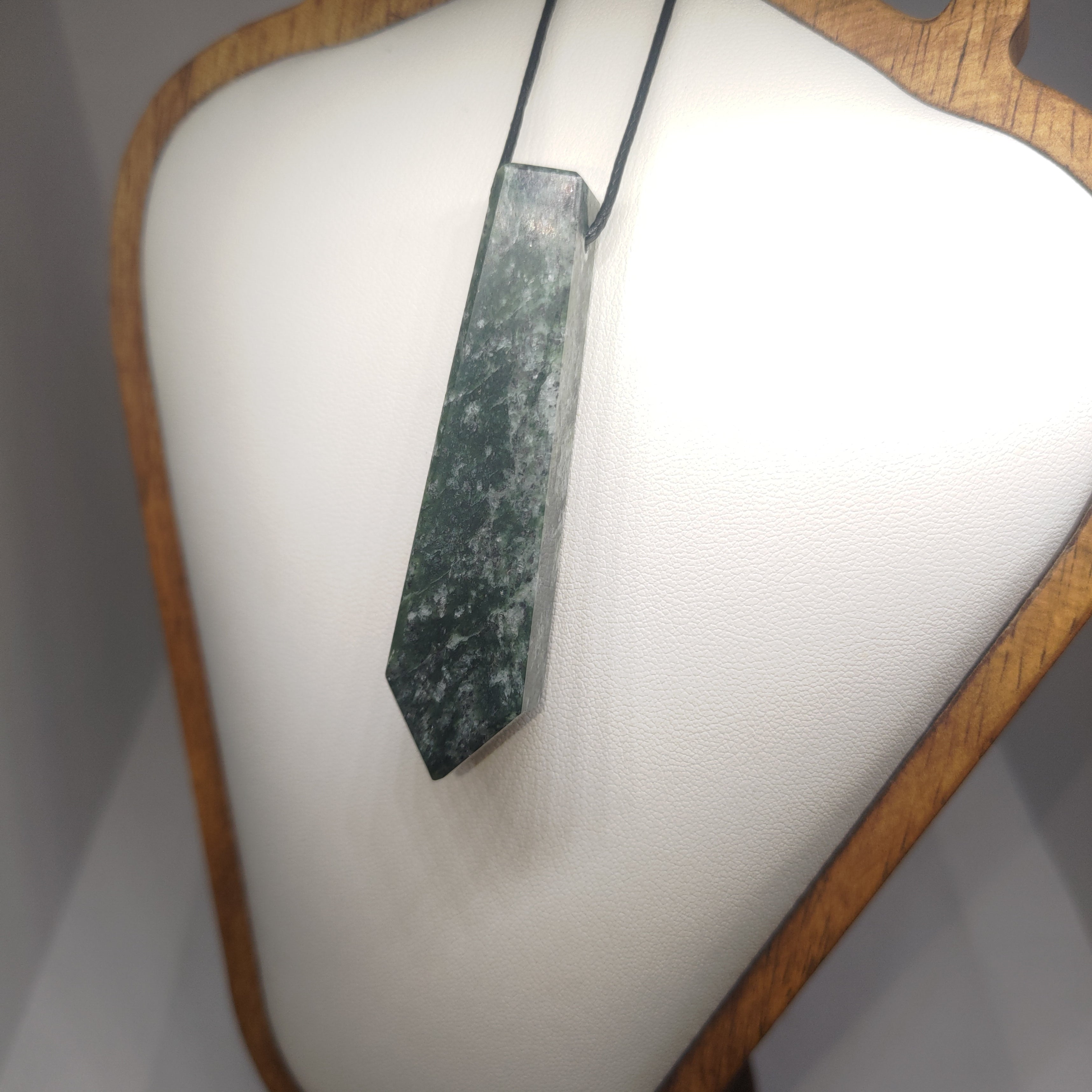 Hand Made New Zealand Pounamu/Greenstone Necklace Ref: 0255
