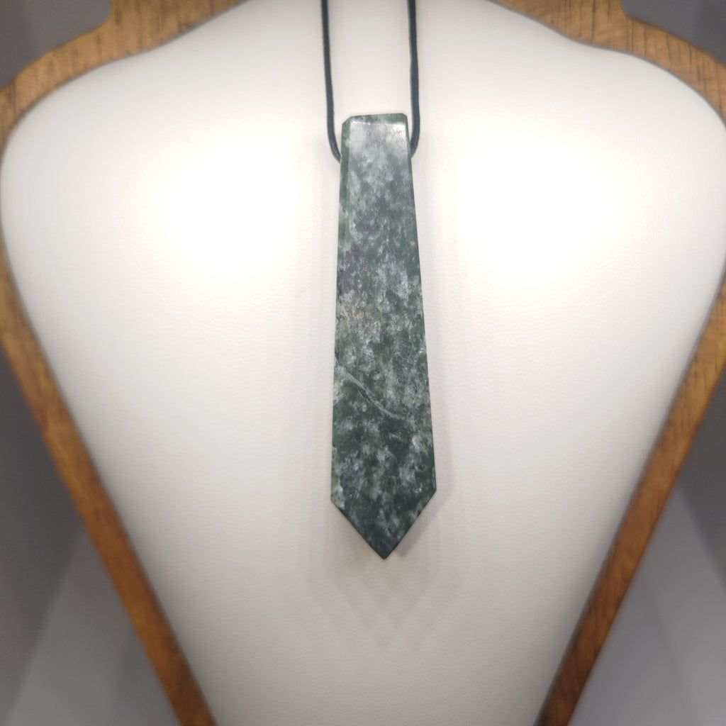 Hand Made New Zealand Pounamu/Greenstone Necklace Ref: 0255