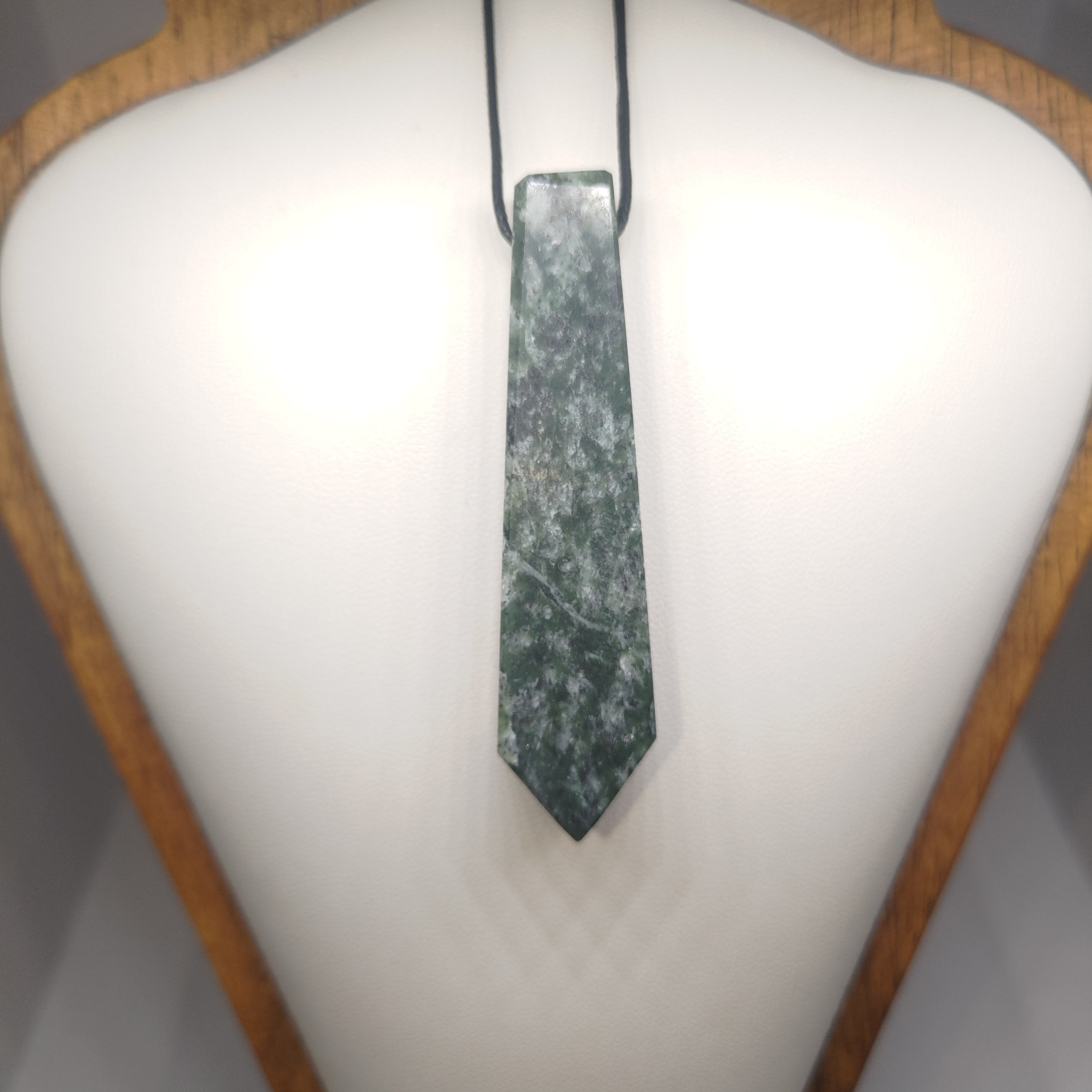 Hand Made New Zealand Pounamu/Greenstone Necklace Ref: 0255