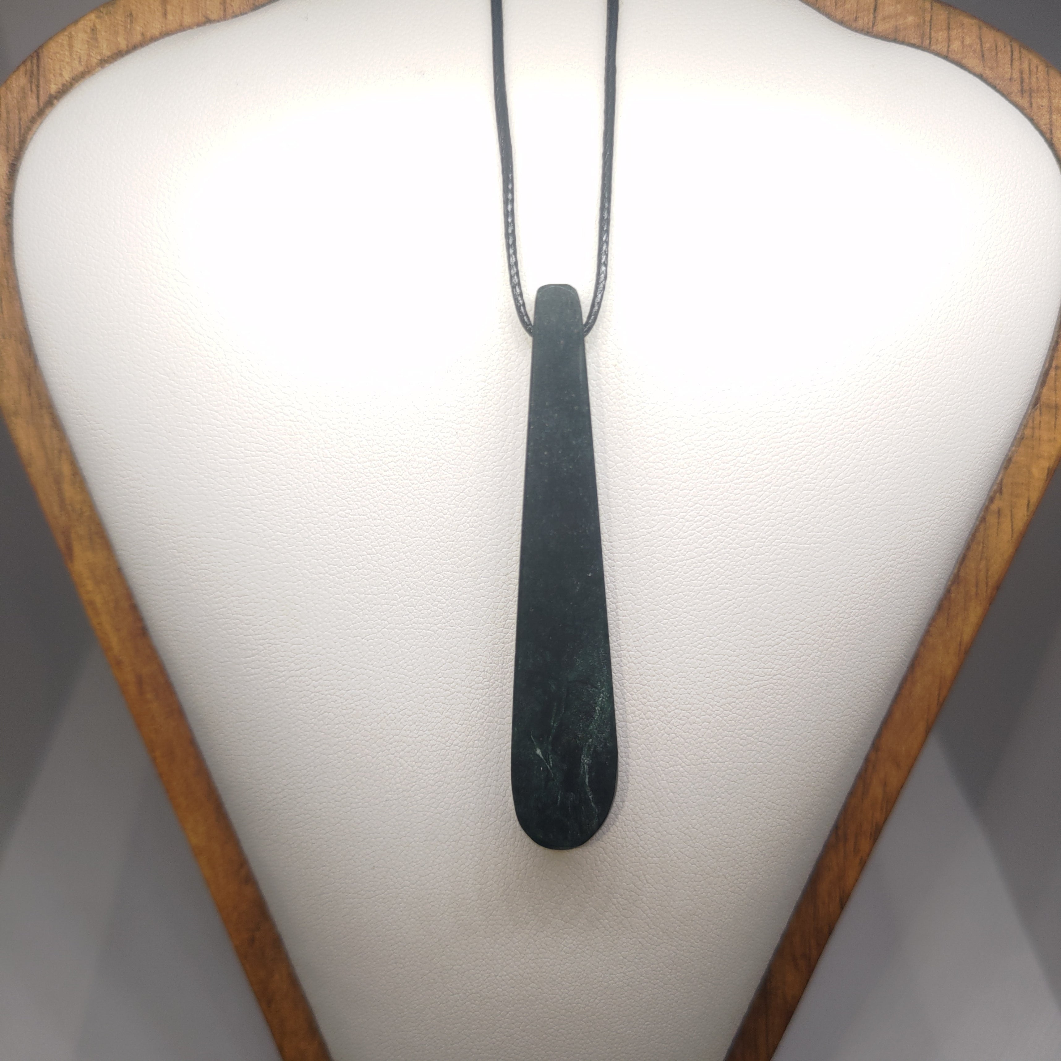 Hand Made New Zealand Pounamu/Greenstone Necklace Ref: 0257