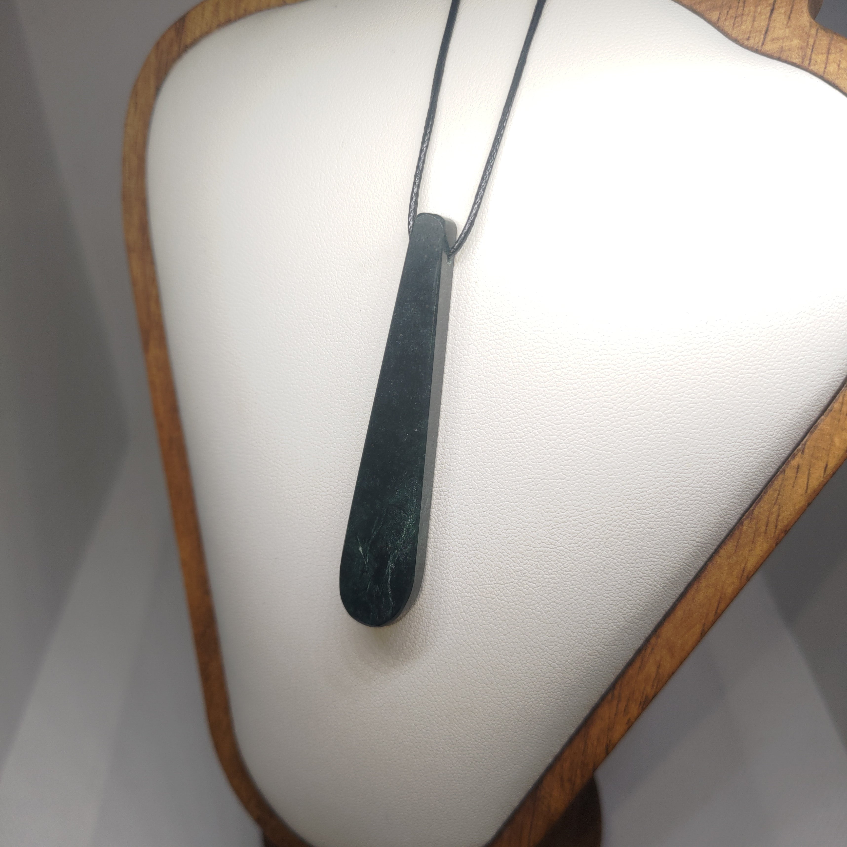 Hand Made New Zealand Pounamu/Greenstone Necklace Ref: 0257