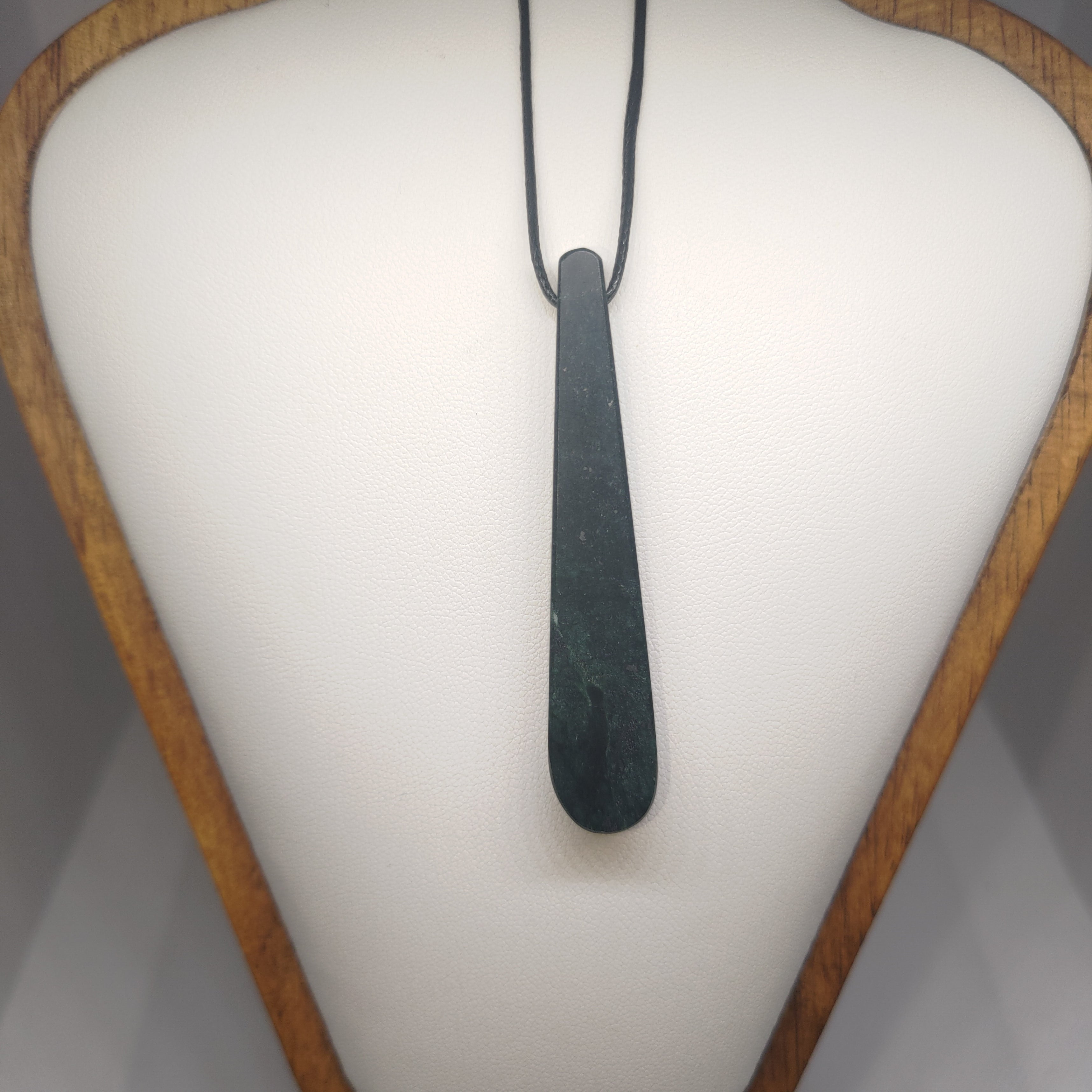 Hand Made New Zealand Pounamu/Greenstone Necklace Ref: 0257
