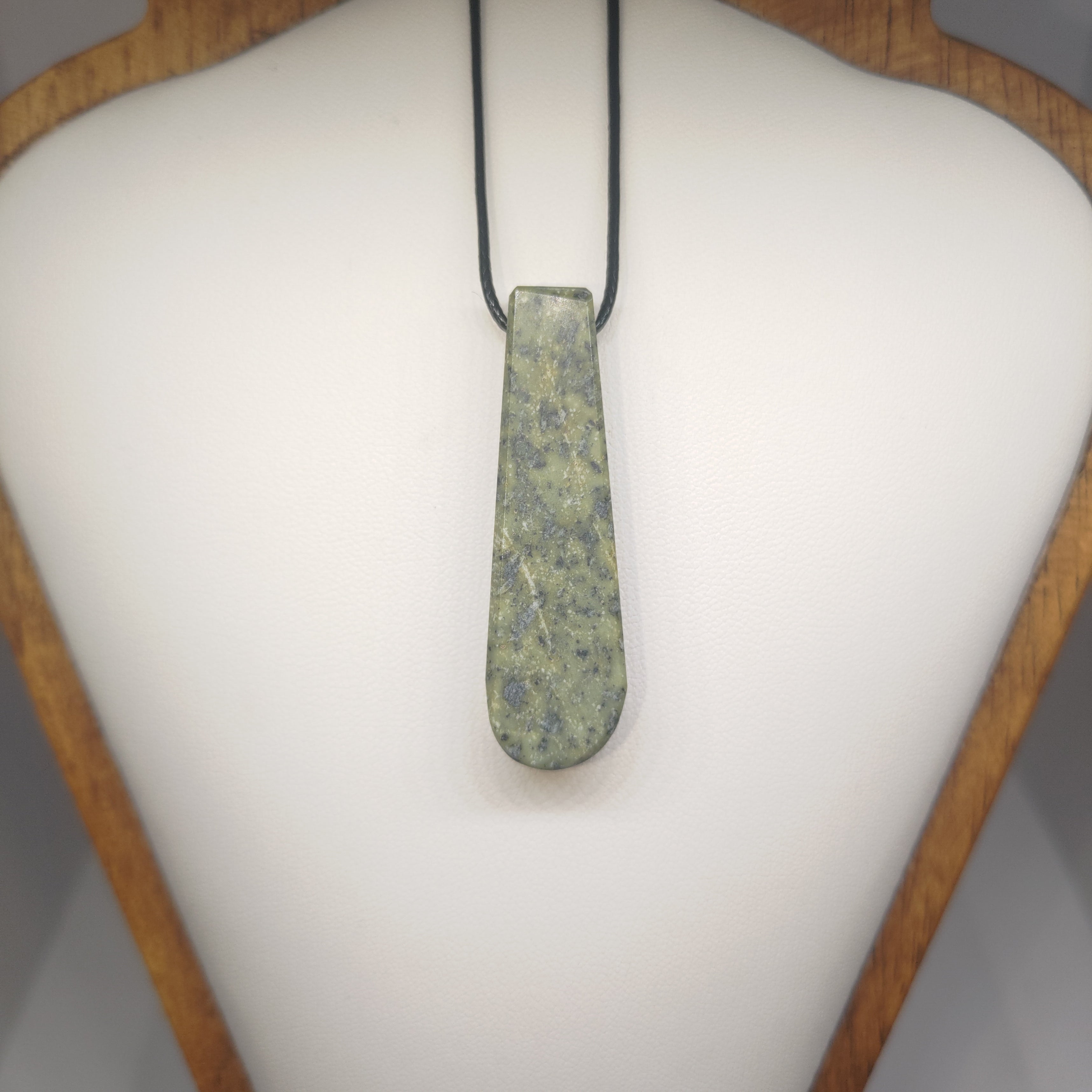 Hand Made New Zealand Pounamu/Greenstone Necklace Ref: 0258