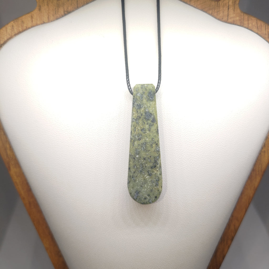 Hand Made New Zealand Pounamu/Greenstone Necklace Ref: 0258