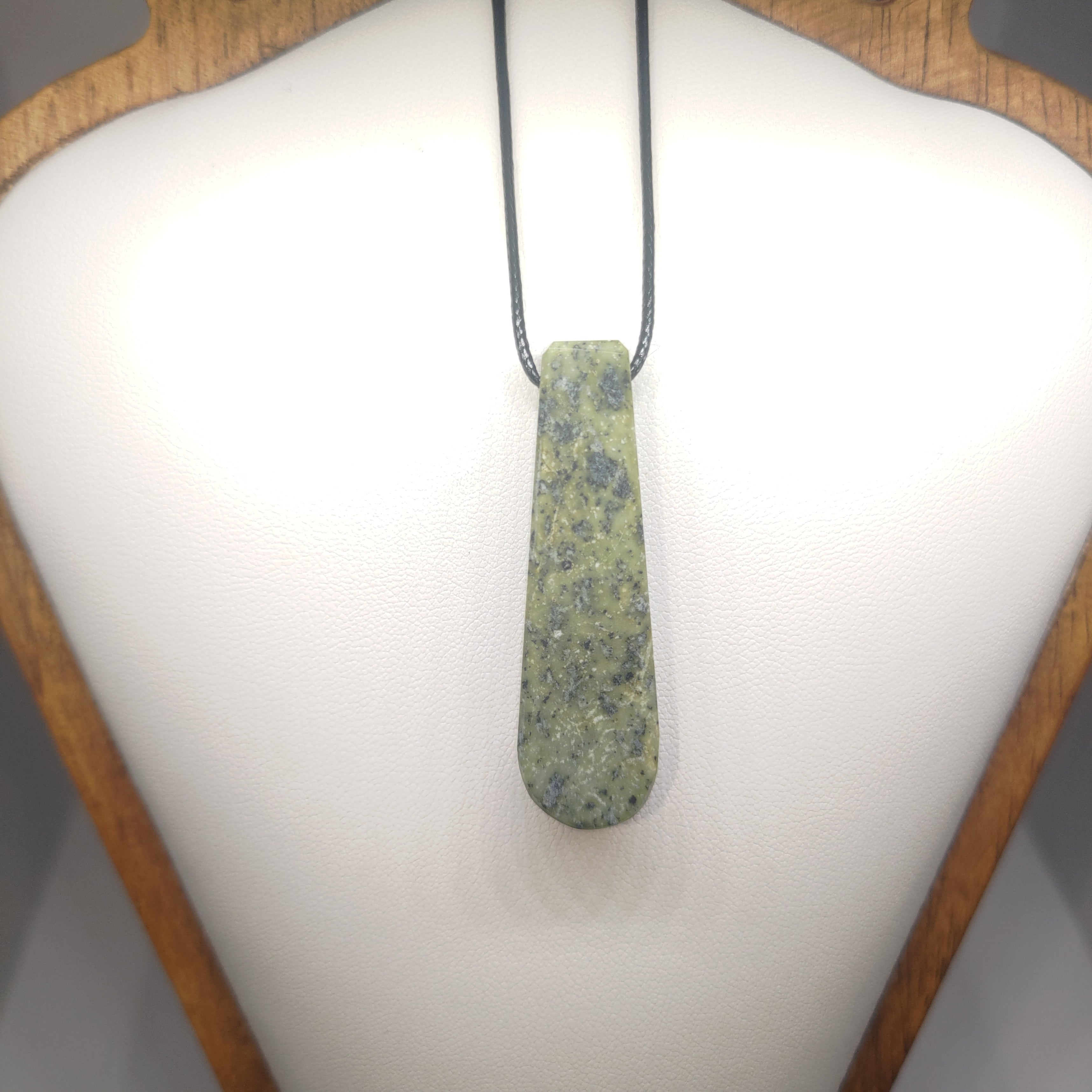 Hand Made New Zealand Pounamu/Greenstone Necklace Ref: 0258