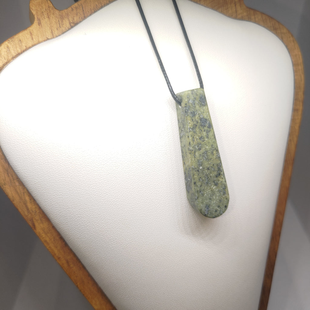 Hand Made New Zealand Pounamu/Greenstone Necklace Ref: 0258