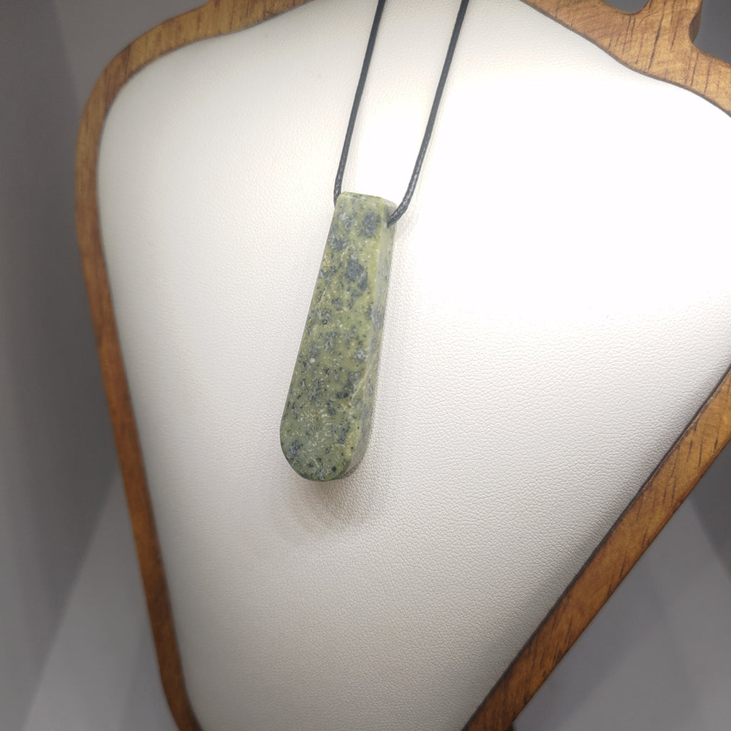 Hand Made New Zealand Pounamu/Greenstone Necklace Ref: 0258