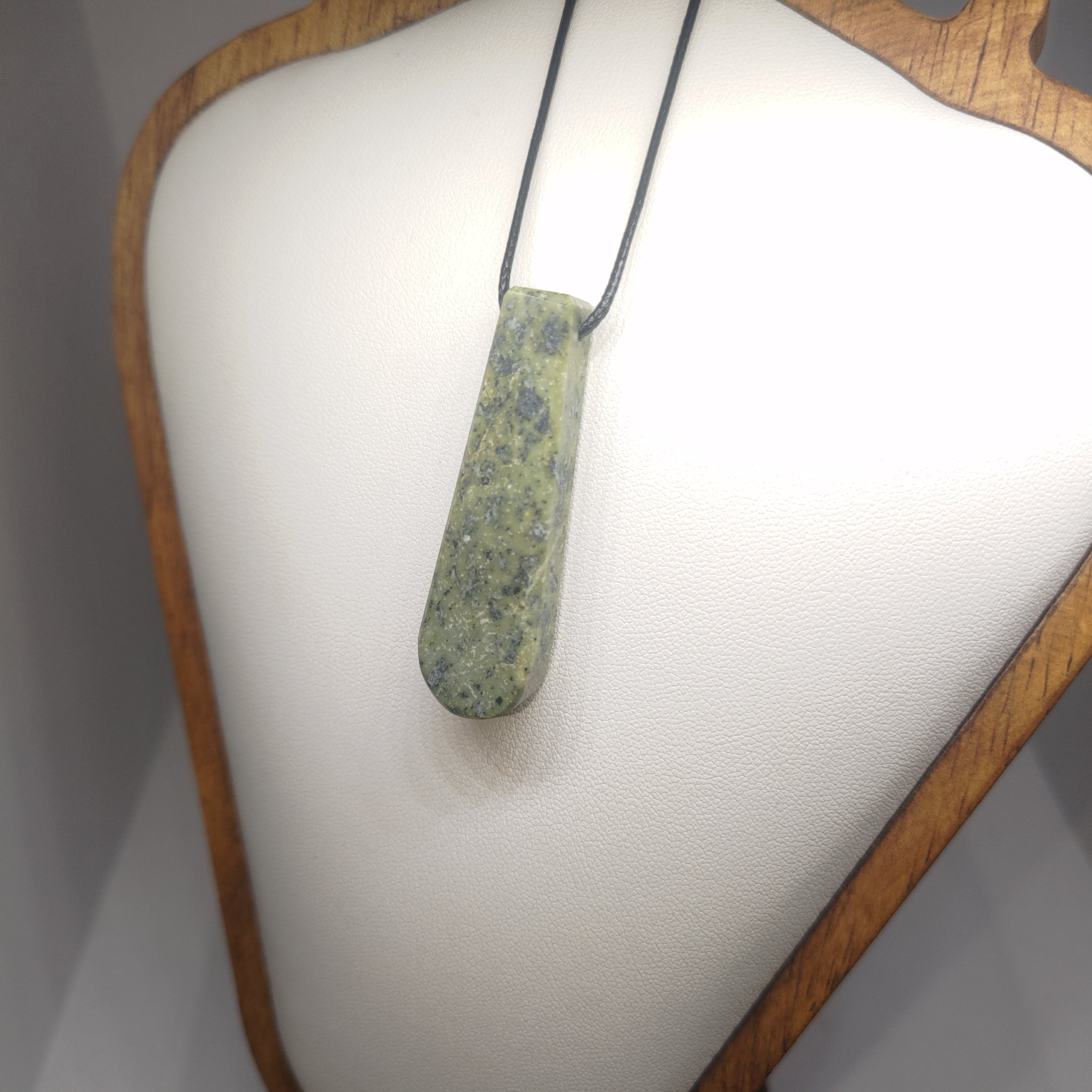 Hand Made New Zealand Pounamu/Greenstone Necklace Ref: 0258