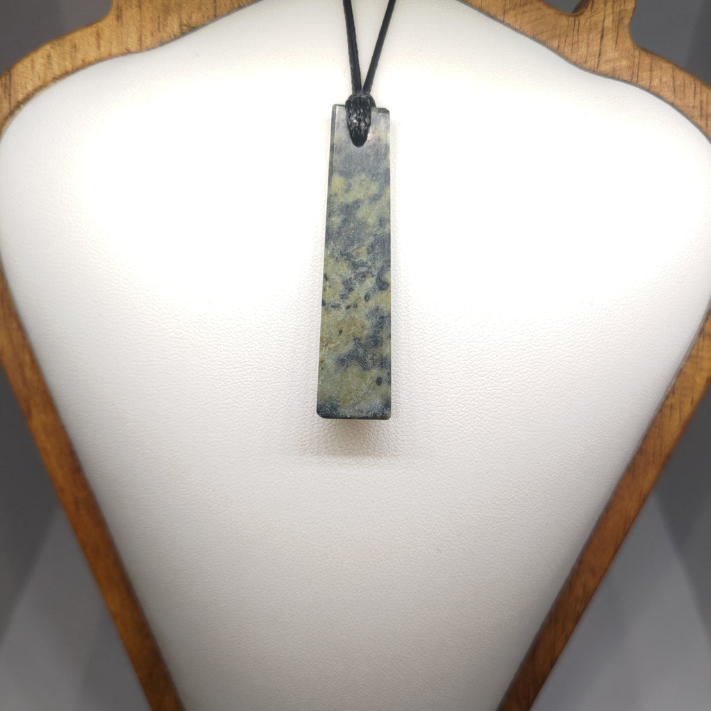Hand Made New Zealand Pounamu/Greenstone Necklace Ref: 0260