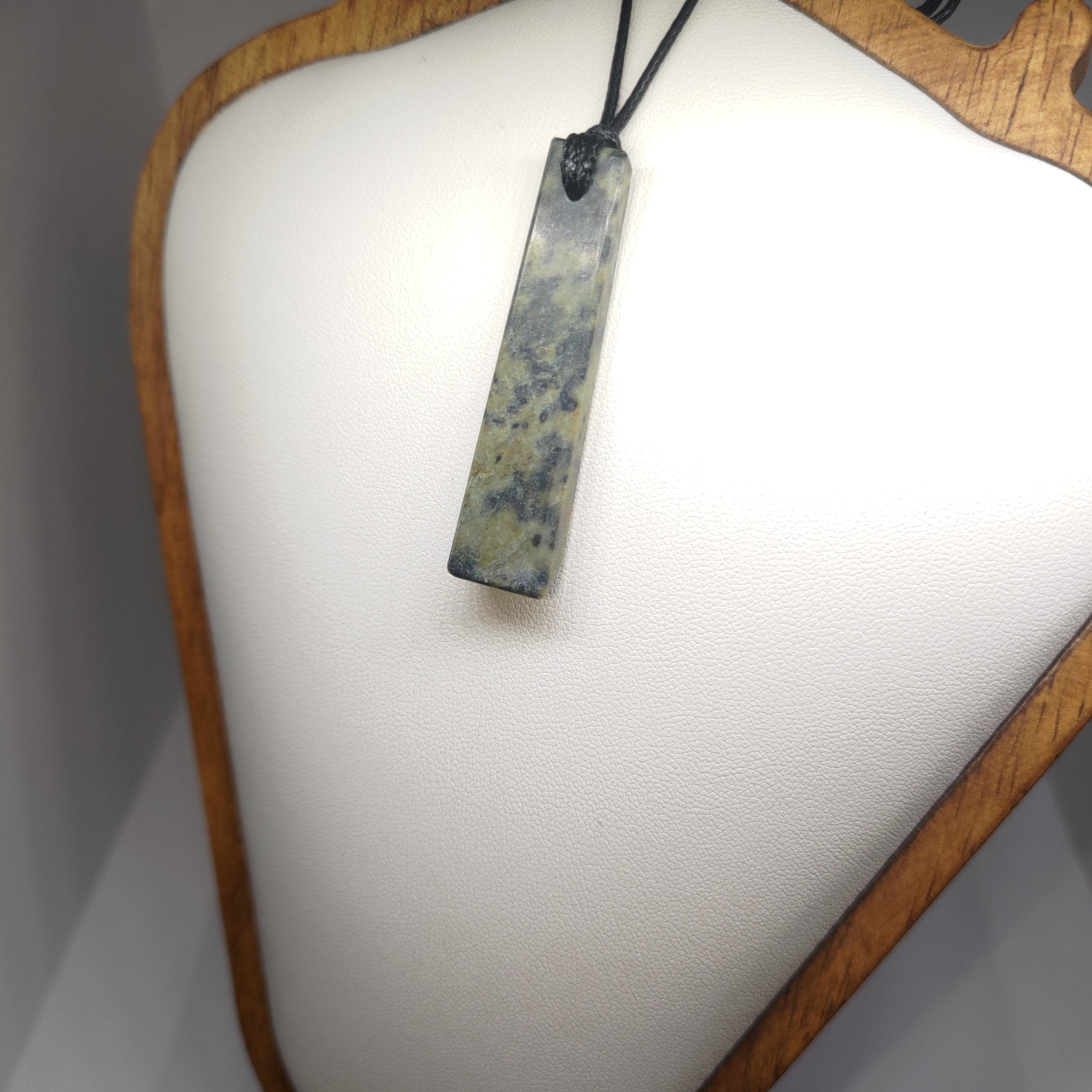 Hand Made New Zealand Pounamu/Greenstone Necklace Ref: 0260