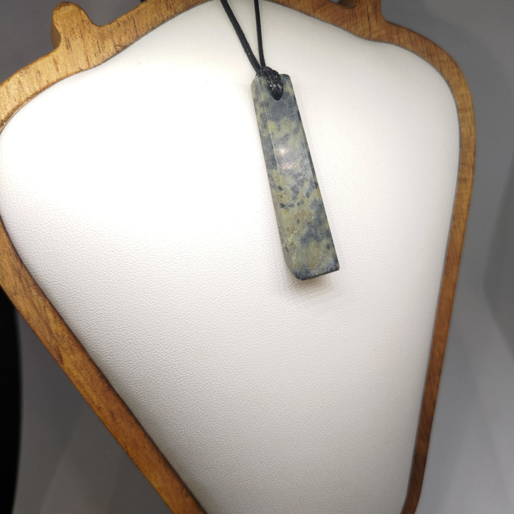 Hand Made New Zealand Pounamu/Greenstone Necklace Ref: 0260