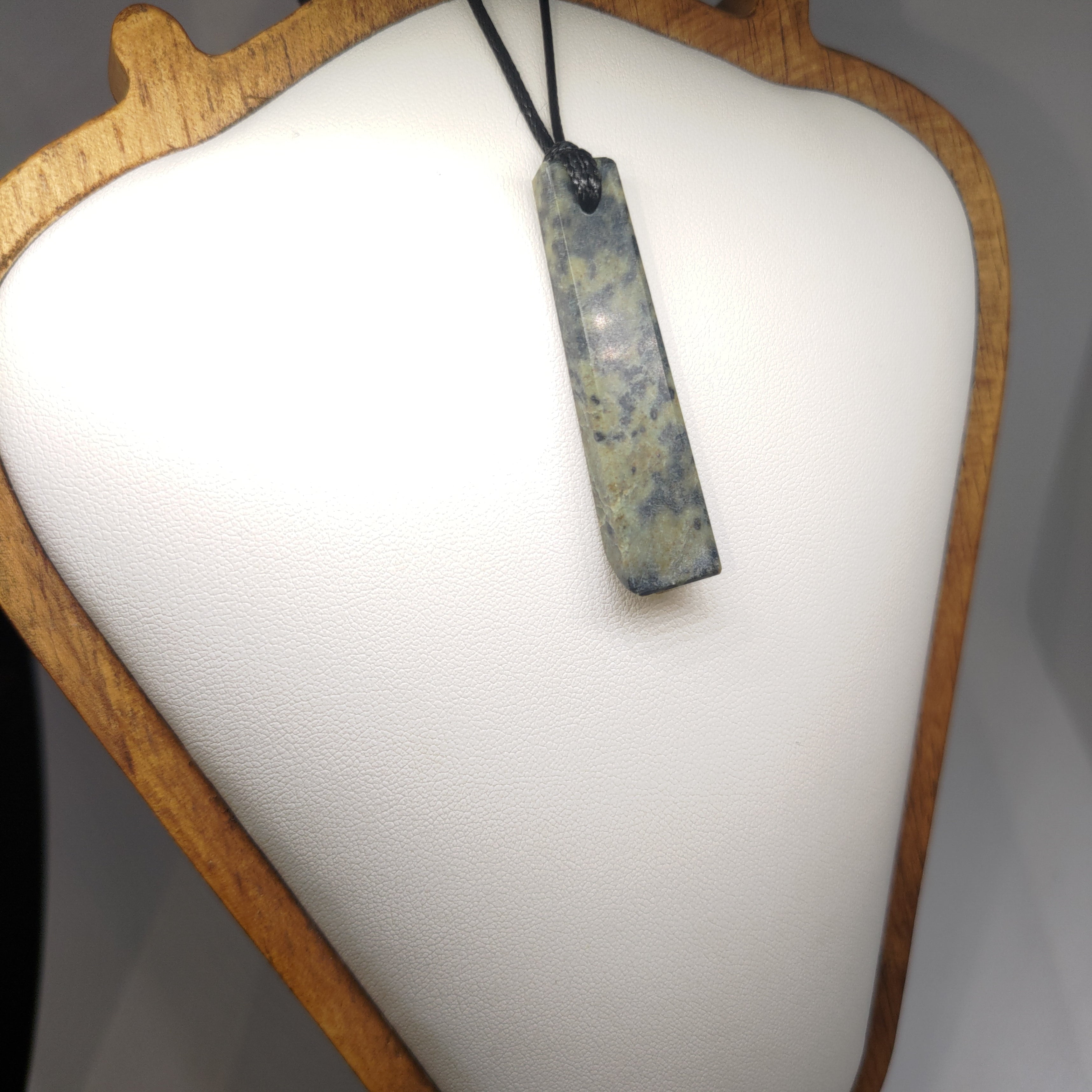 Hand Made New Zealand Pounamu/Greenstone Necklace Ref: 0260