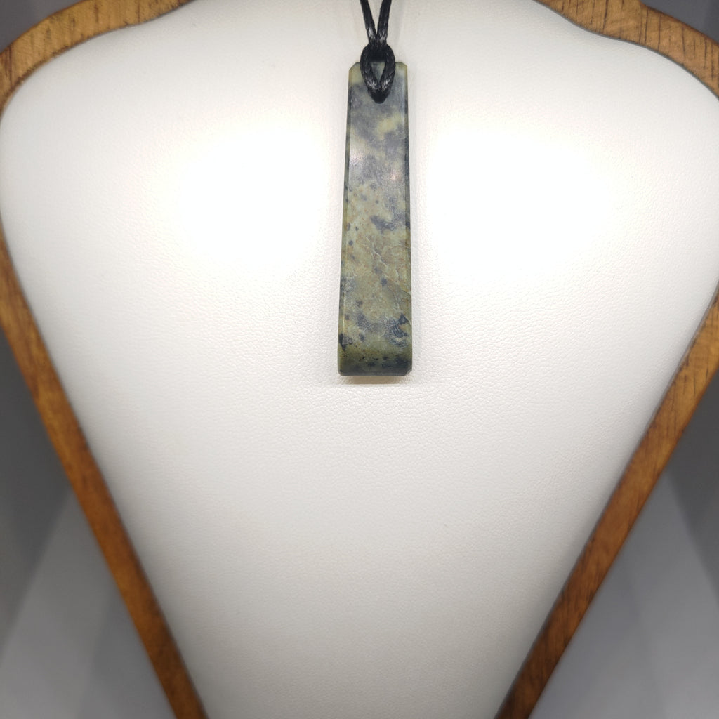 Hand Made New Zealand Pounamu/Greenstone Necklace Ref: 0260