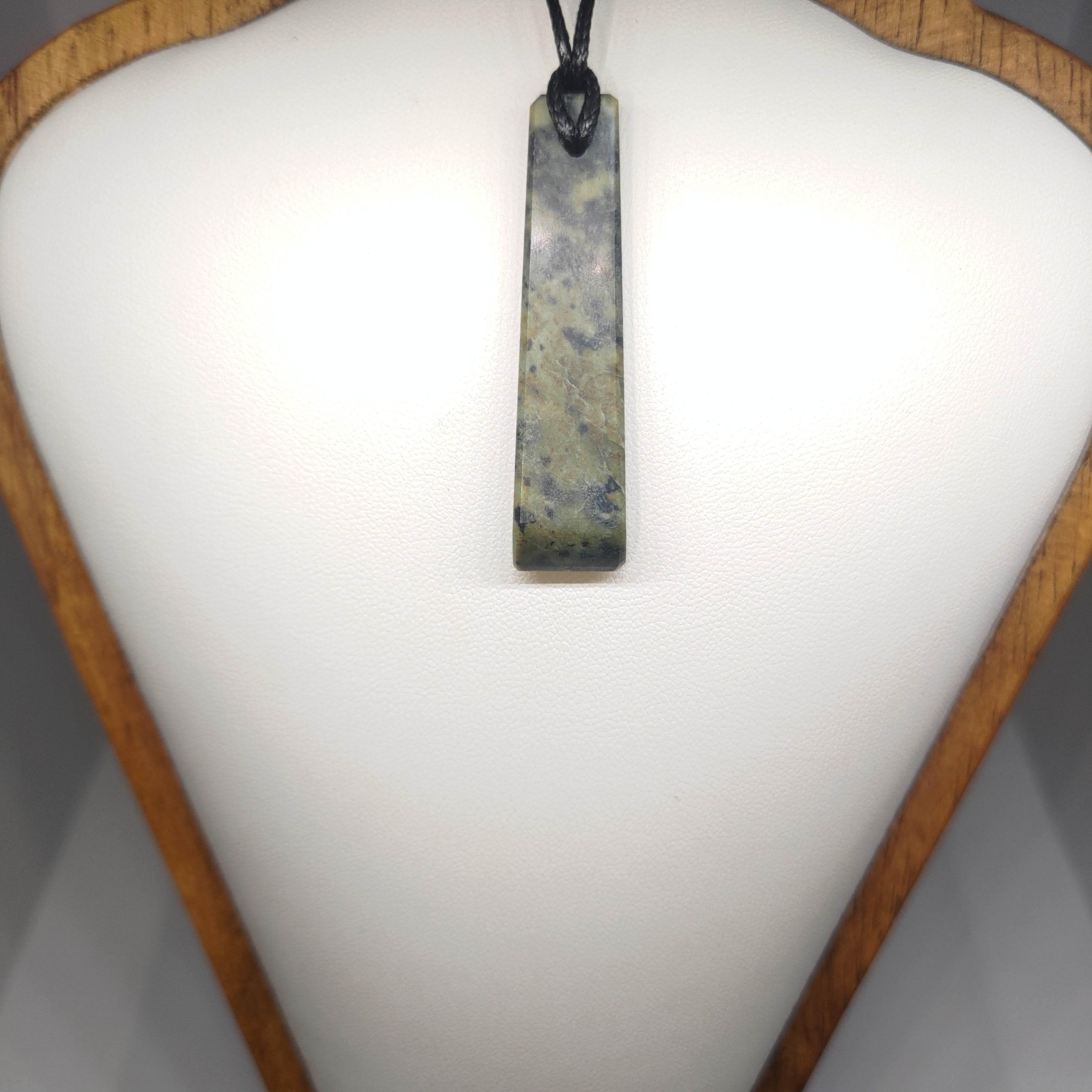 Hand Made New Zealand Pounamu/Greenstone Necklace Ref: 0260
