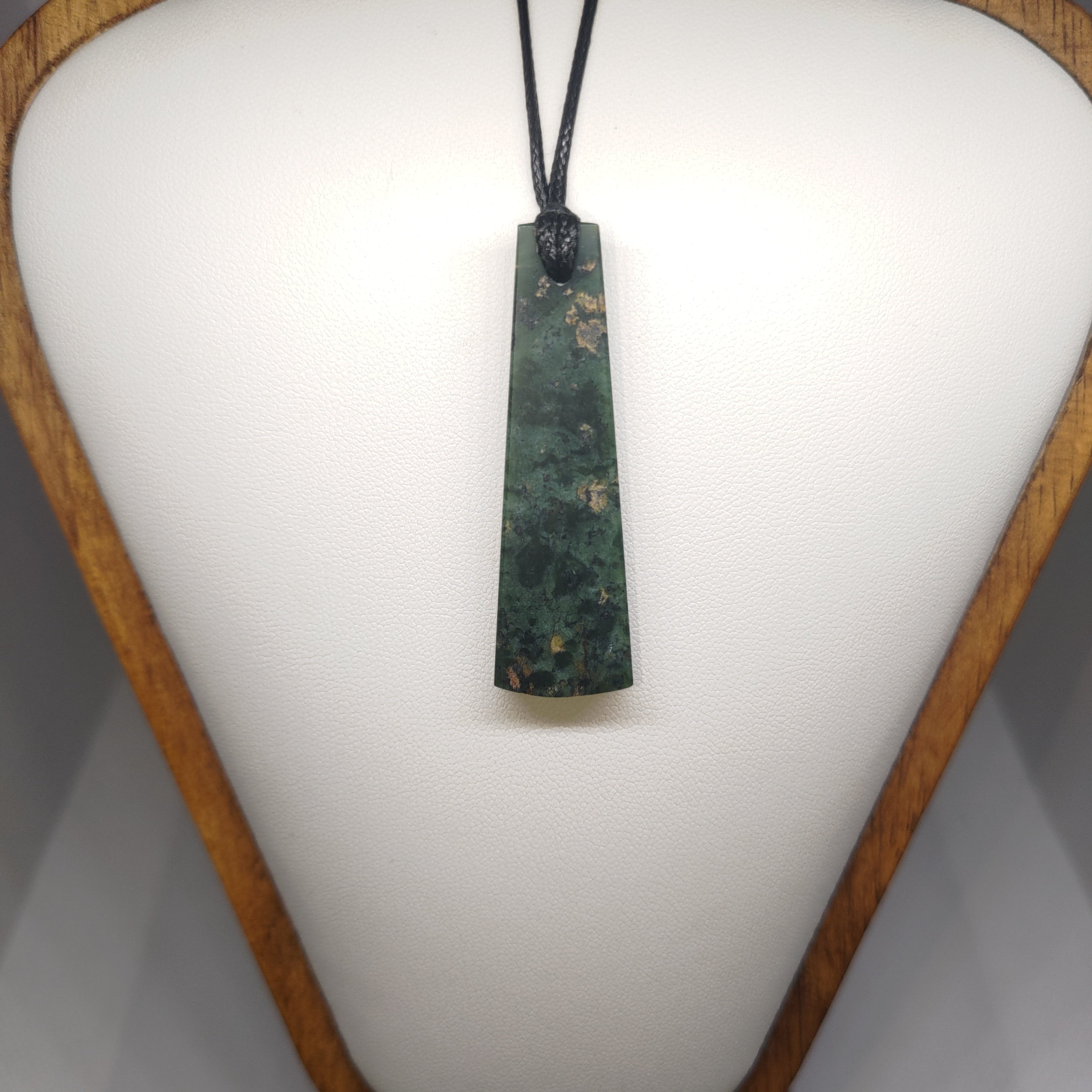 Hand Made New Zealand Pounamu/Greenstone Necklace Ref: 0261
