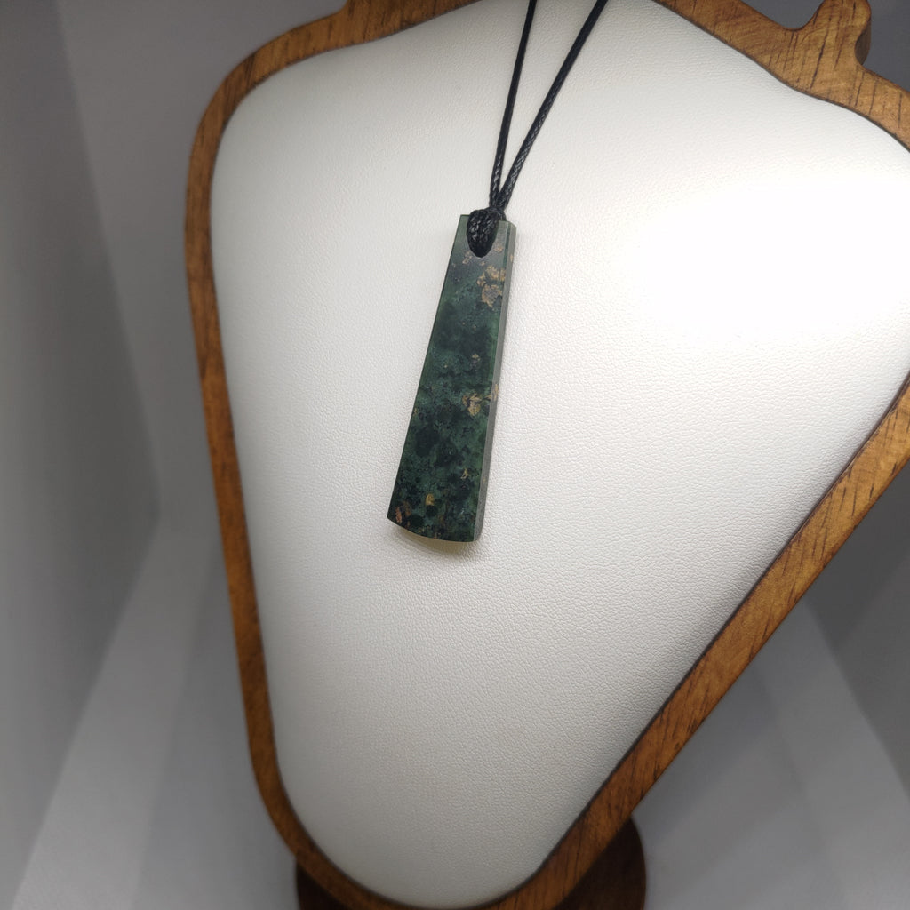 Hand Made New Zealand Pounamu/Greenstone Necklace Ref: 0261