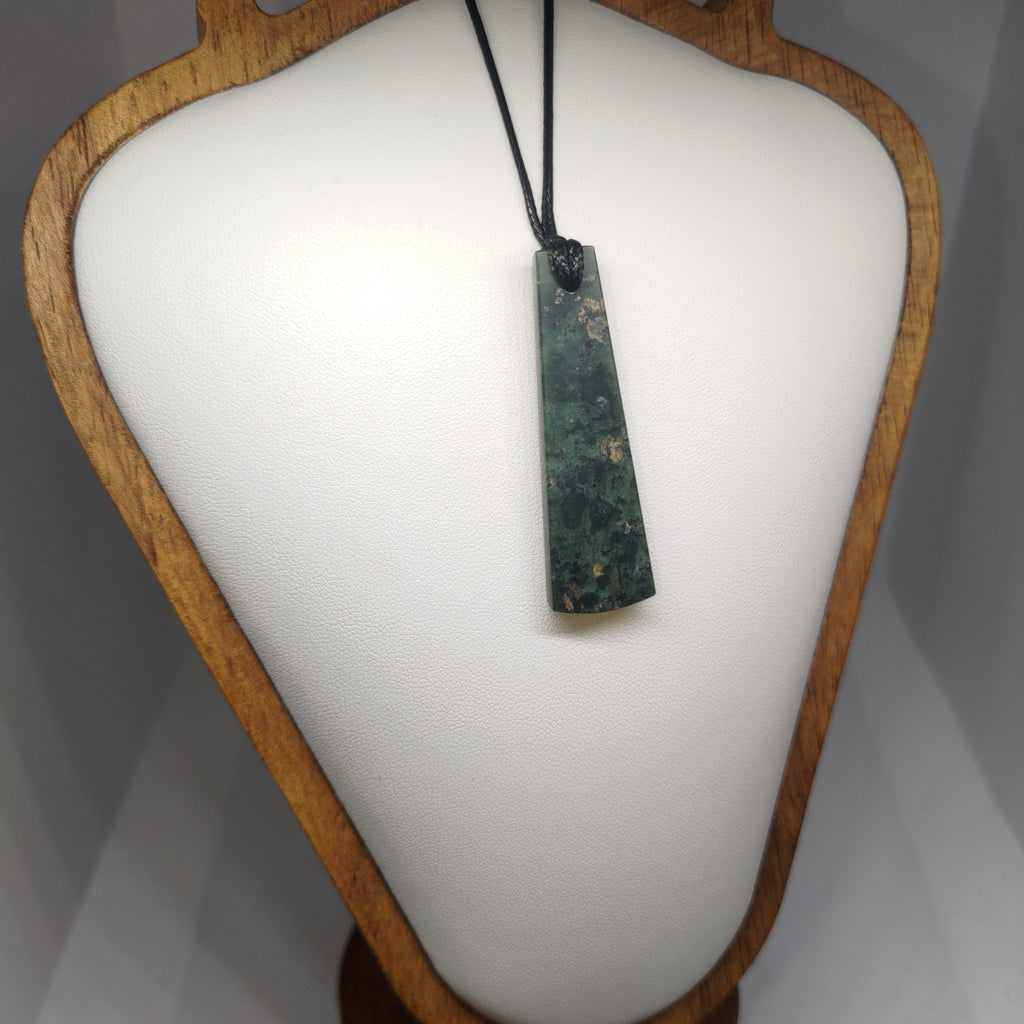 Hand Made New Zealand Pounamu/Greenstone Necklace Ref: 0261