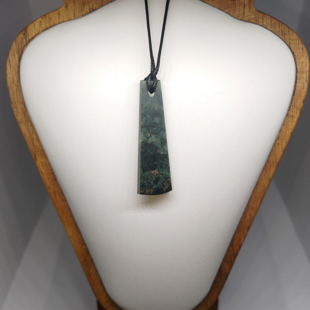 Hand Made New Zealand Pounamu/Greenstone Necklace Ref: 0261