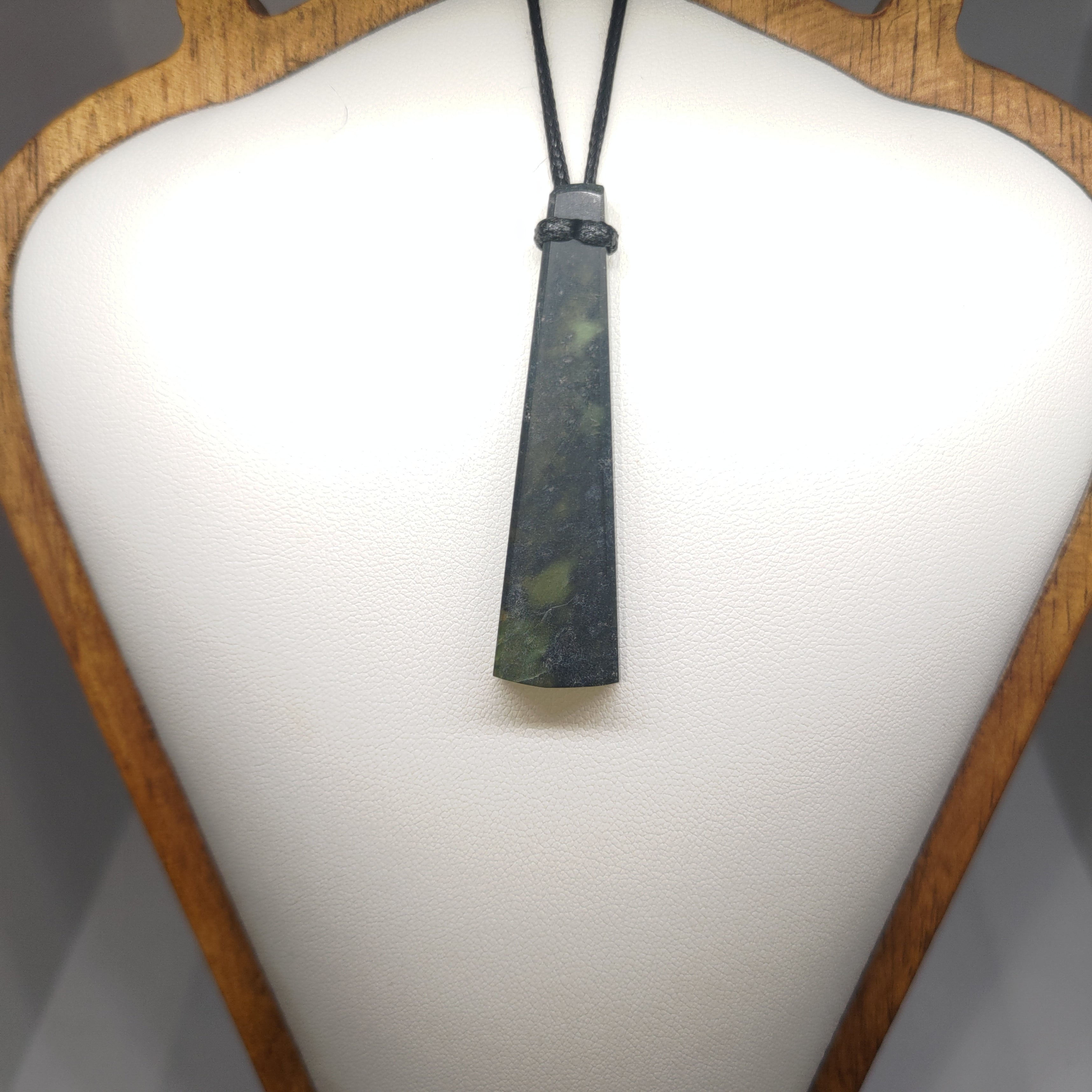 Hand Made New Zealand Pounamu/Greenstone Necklace Ref: 0262