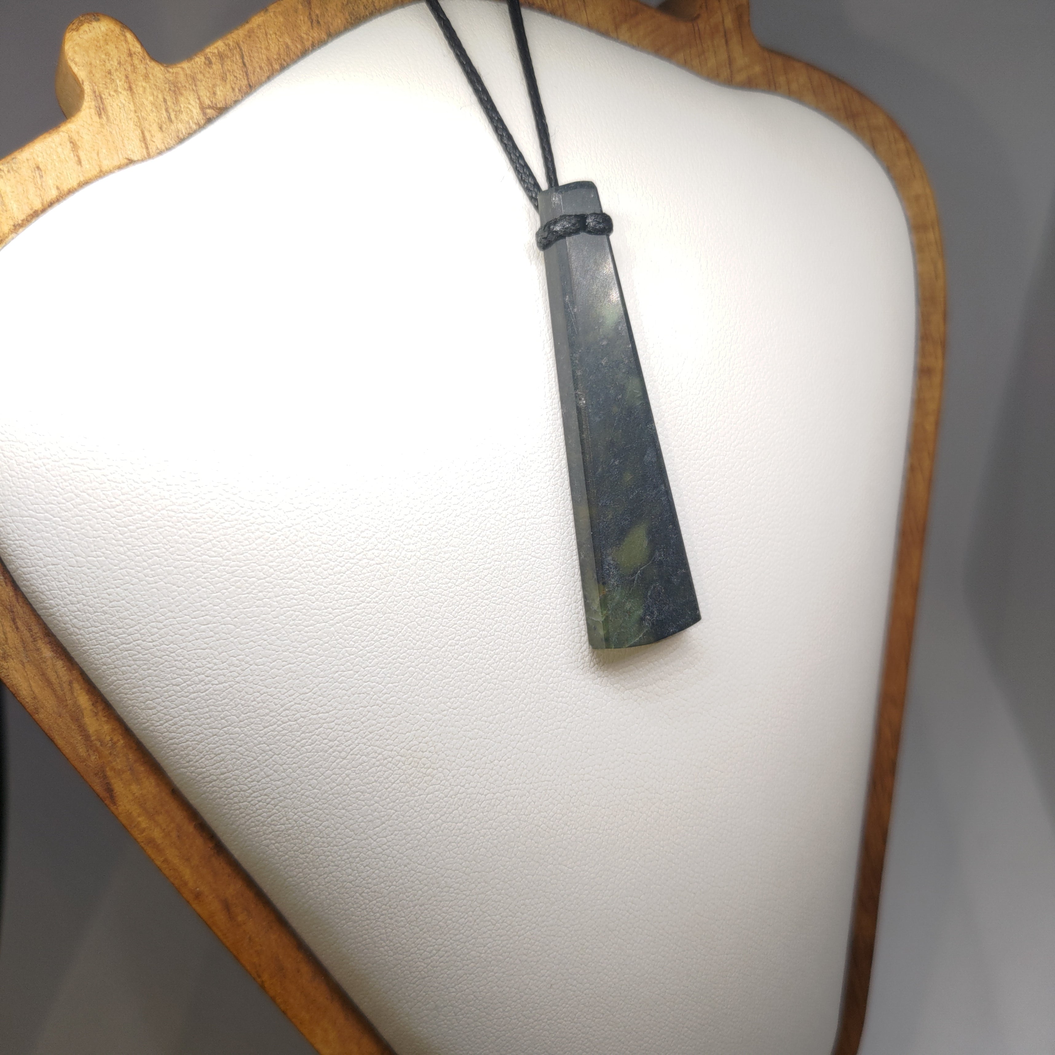 Hand Made New Zealand Pounamu/Greenstone Necklace Ref: 0262