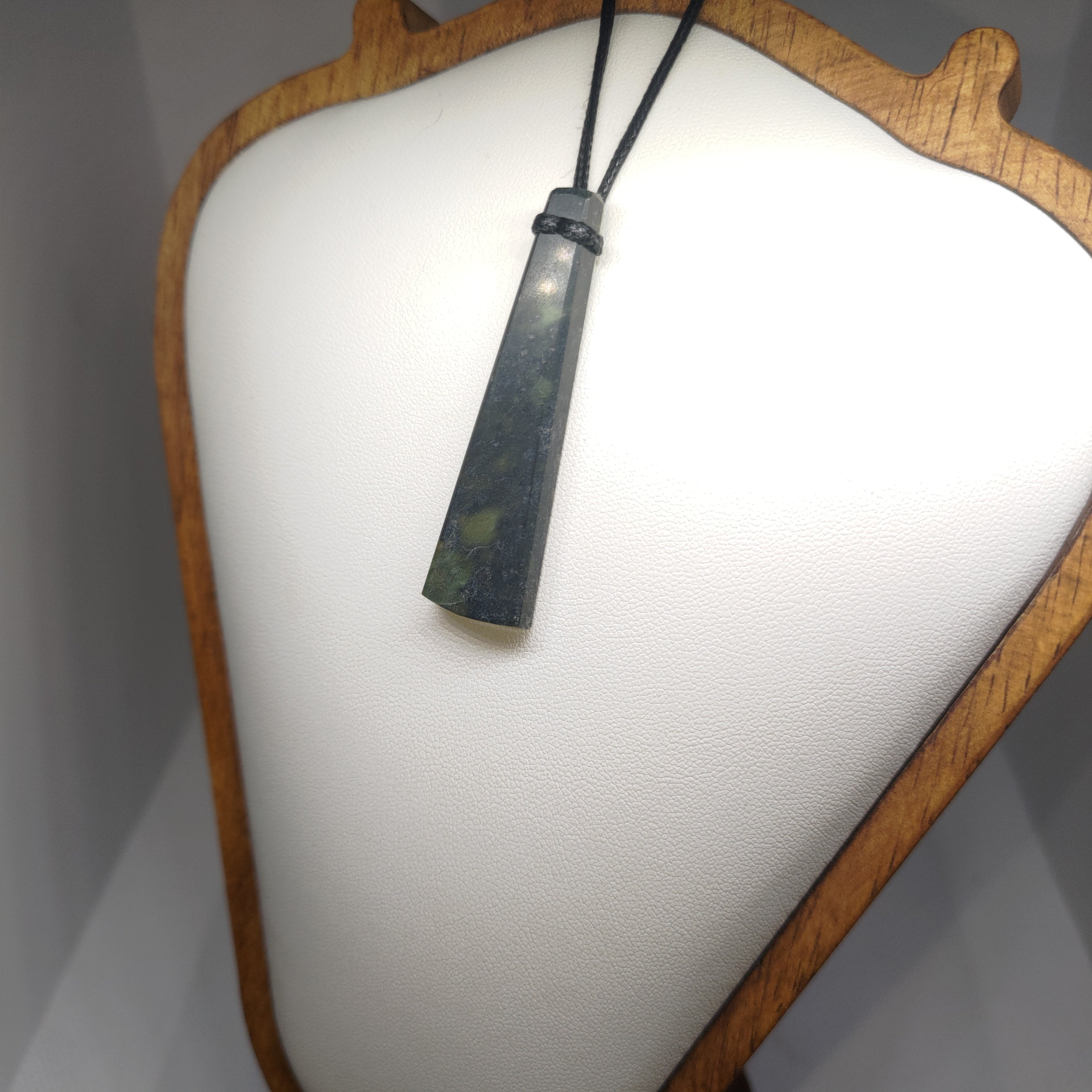 Hand Made New Zealand Pounamu/Greenstone Necklace Ref: 0262