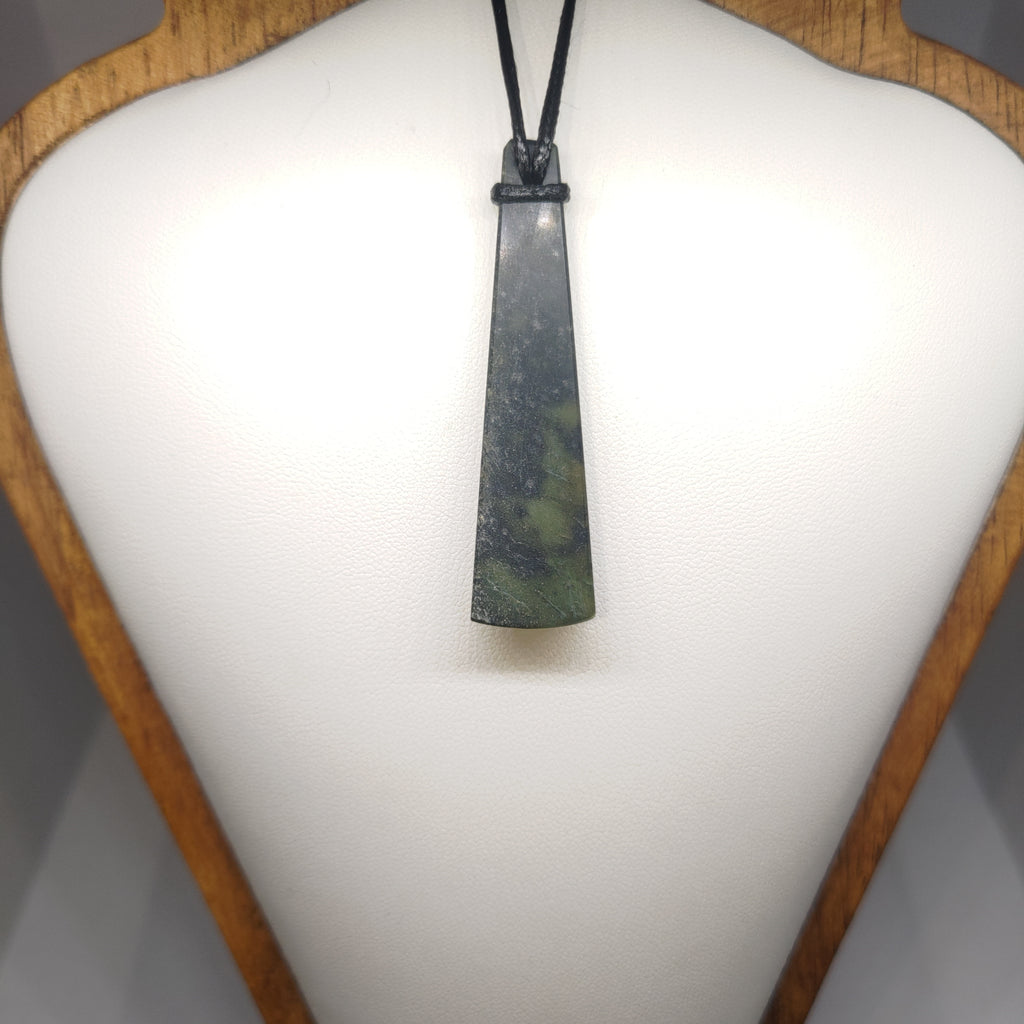 Hand Made New Zealand Pounamu/Greenstone Necklace Ref: 0262