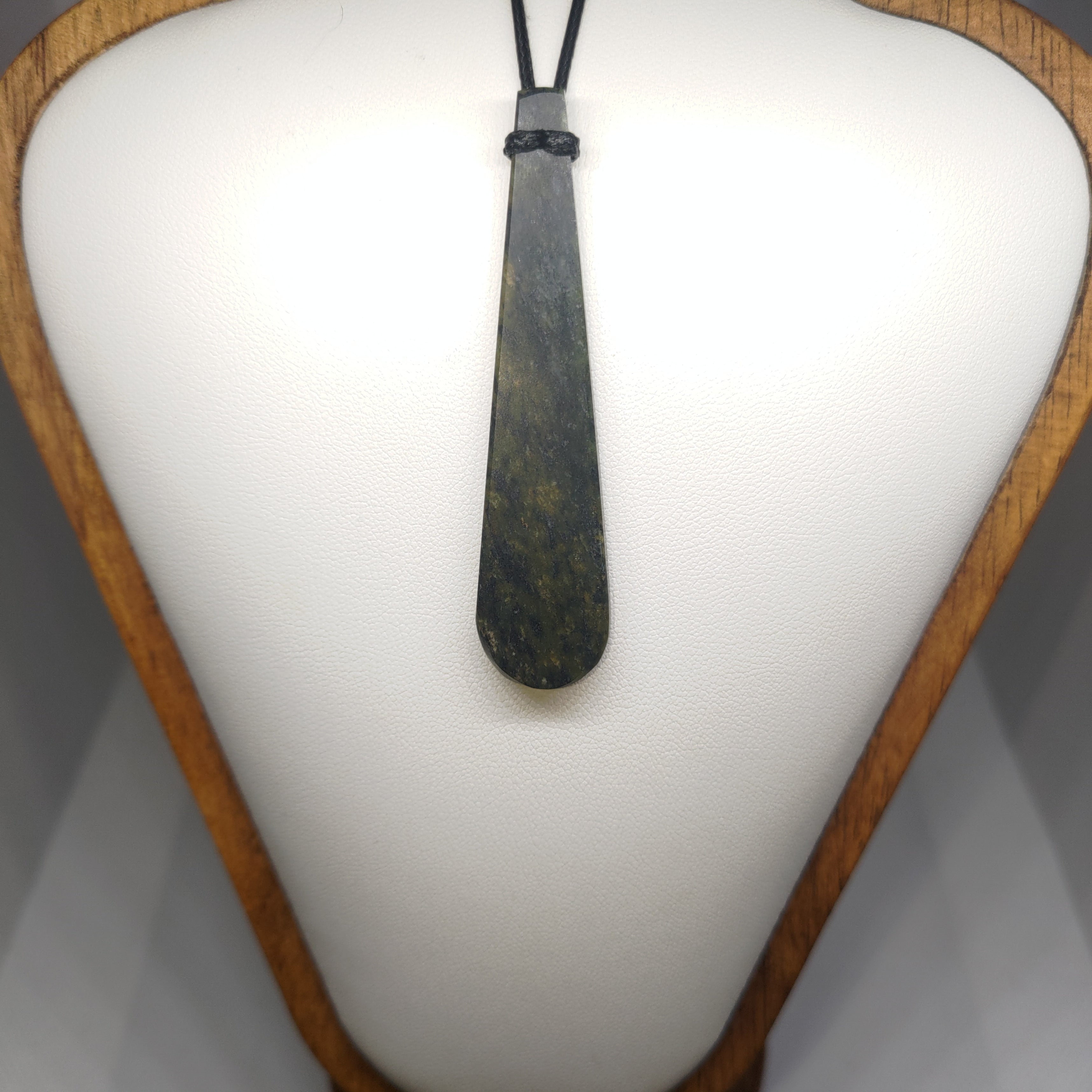 Hand Made New Zealand Pounamu/Greenstone Necklace Ref: 0263