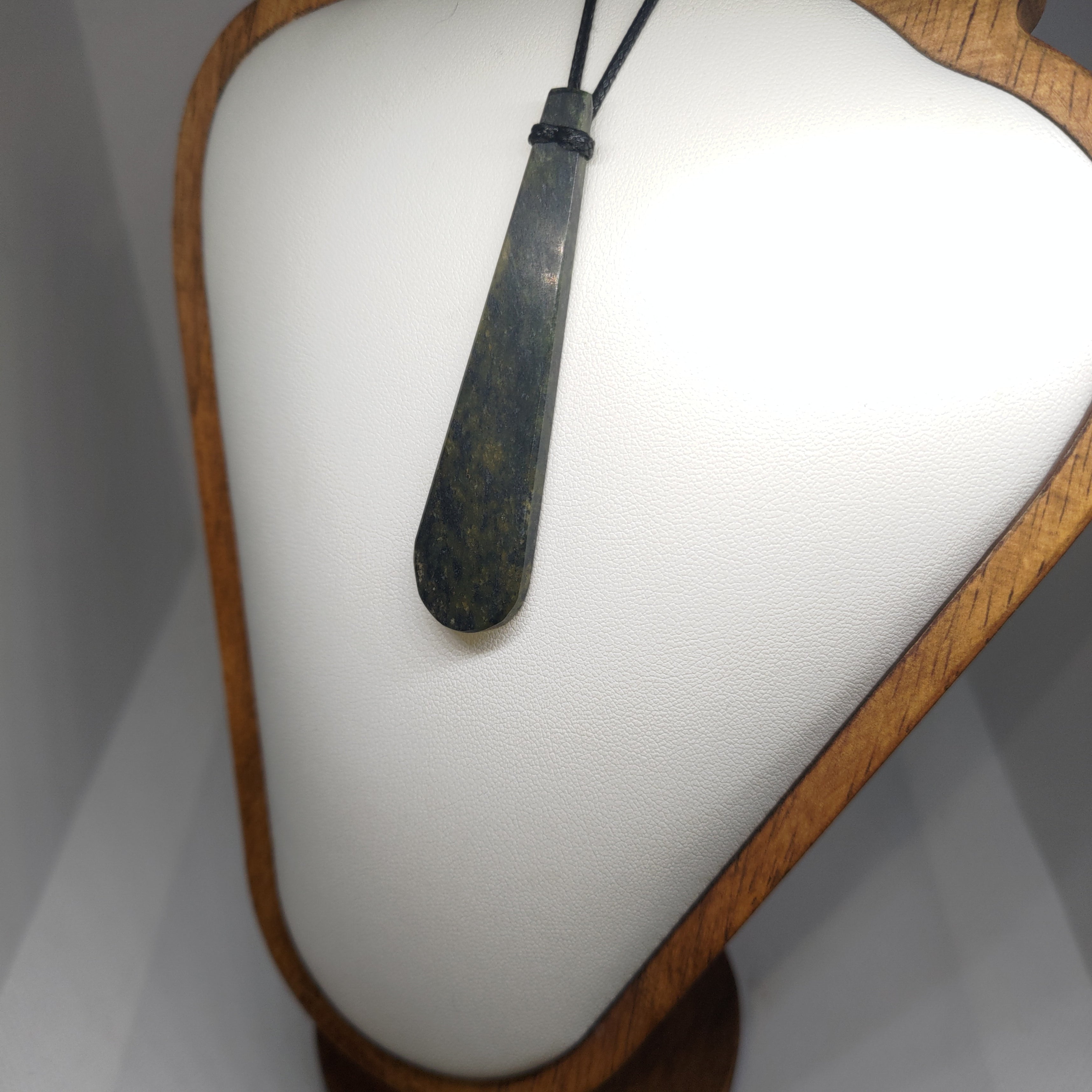 Hand Made New Zealand Pounamu/Greenstone Necklace Ref: 0263
