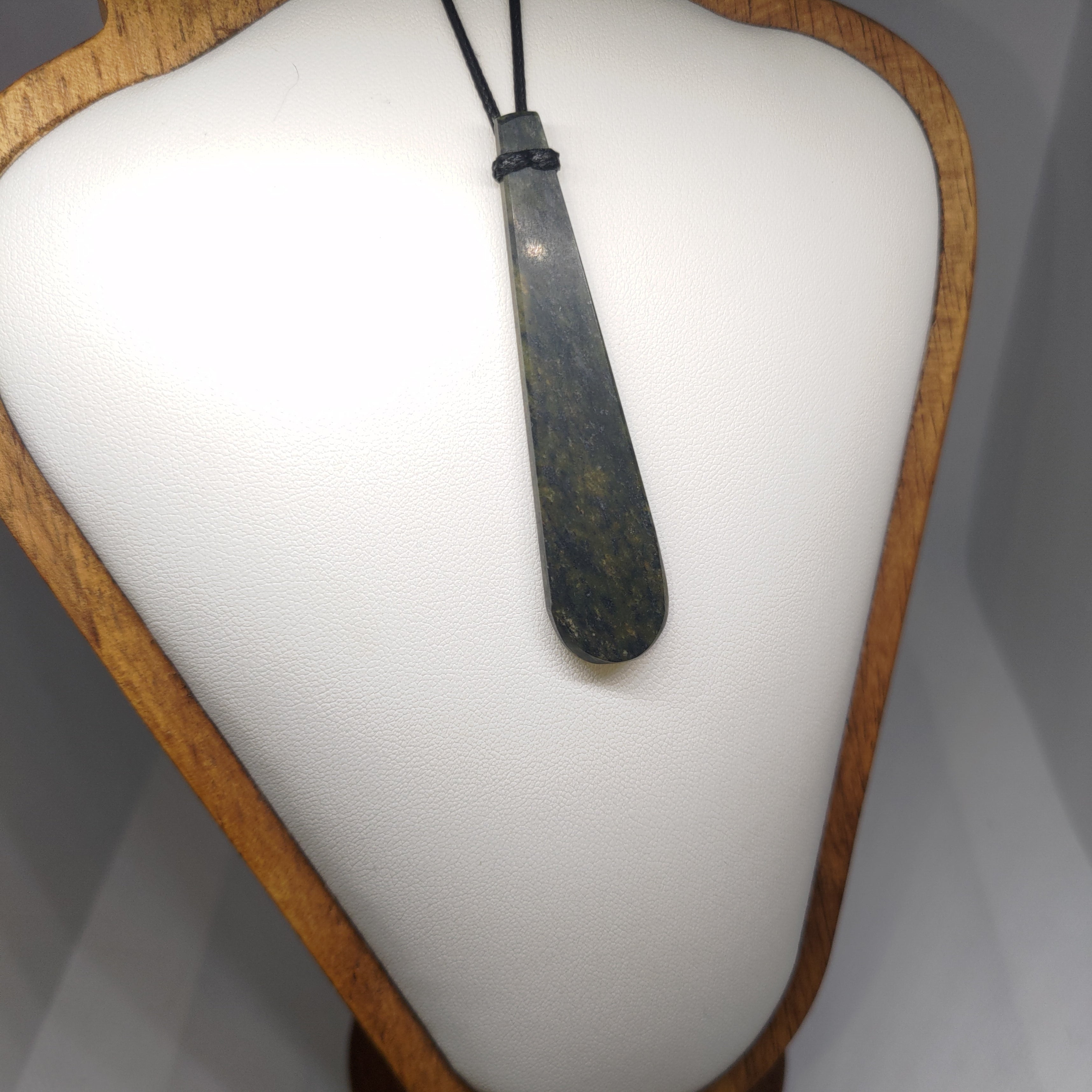 Hand Made New Zealand Pounamu/Greenstone Necklace Ref: 0263