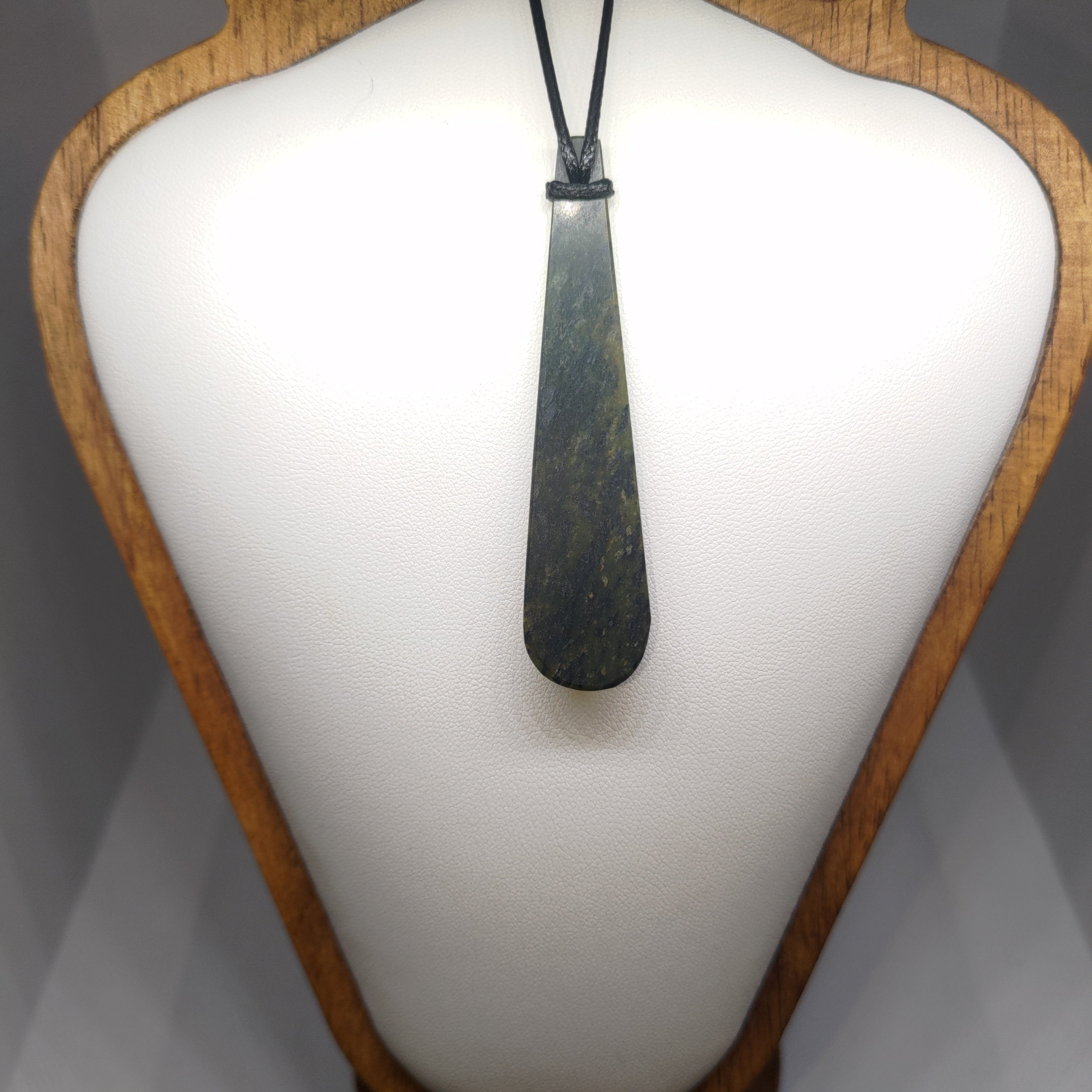Hand Made New Zealand Pounamu/Greenstone Necklace Ref: 0263