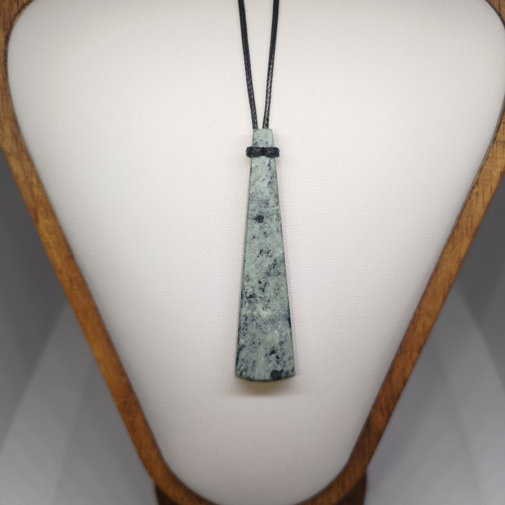 Hand Made New Zealand Pounamu/Greenstone Necklace Ref: 0265