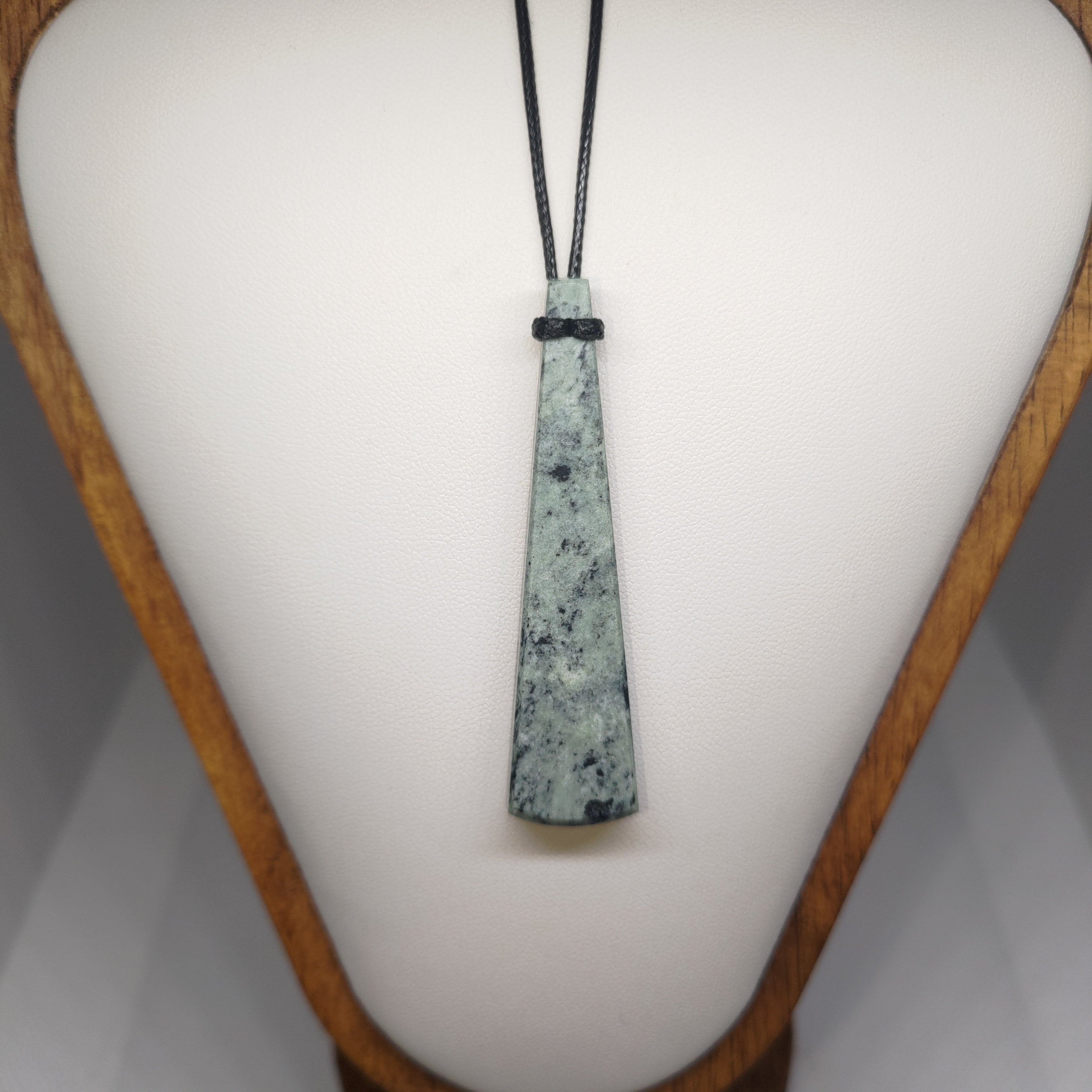Hand Made New Zealand Pounamu/Greenstone Necklace Ref: 0265