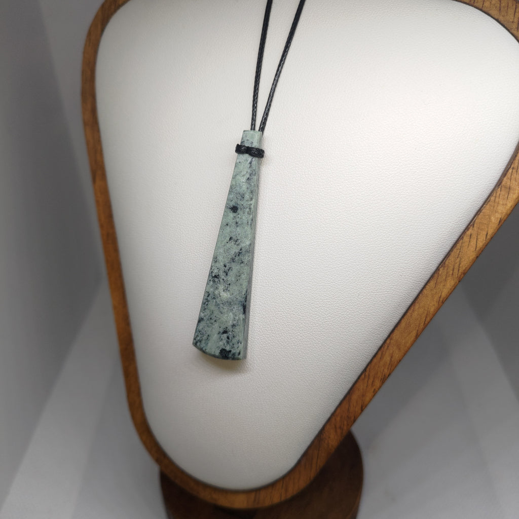 Hand Made New Zealand Pounamu/Greenstone Necklace Ref: 0265
