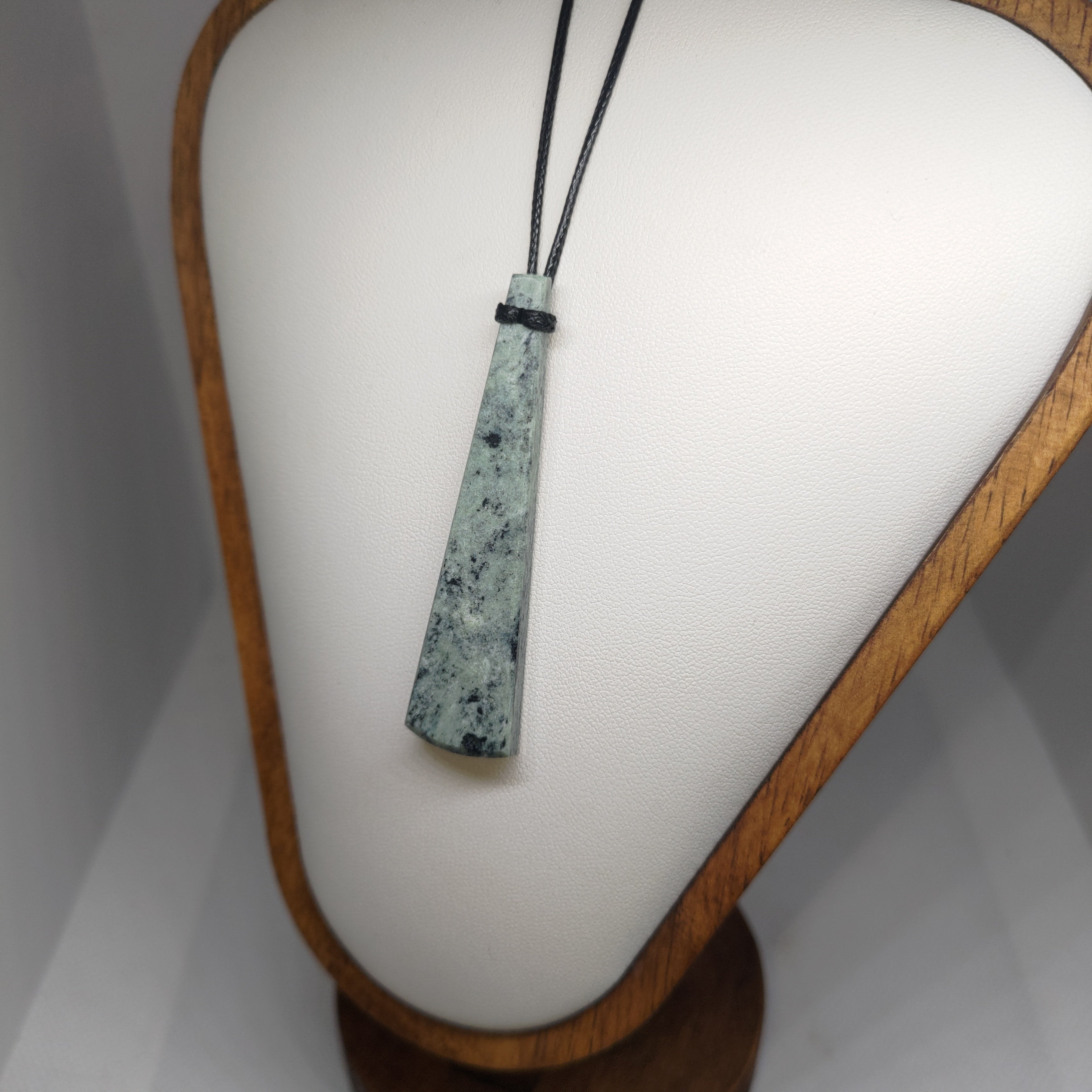 Hand Made New Zealand Pounamu/Greenstone Necklace Ref: 0265