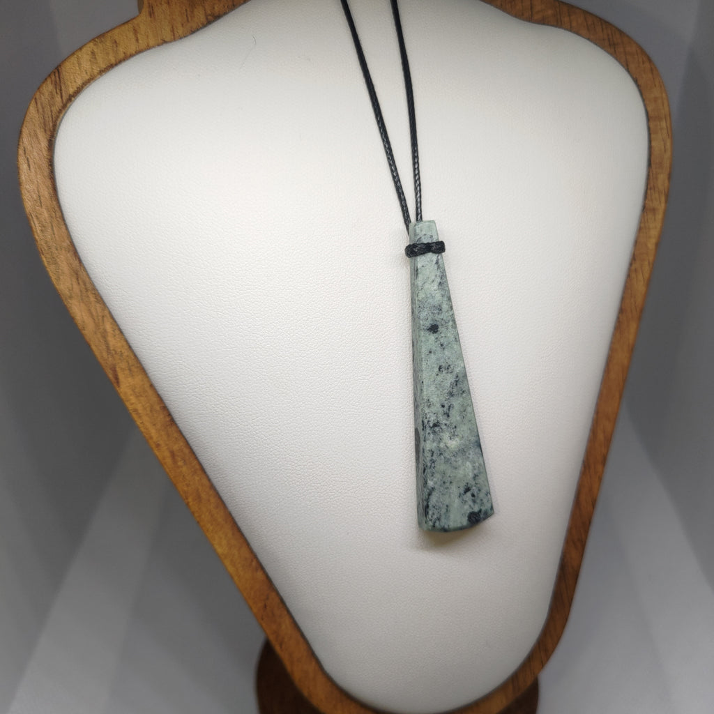 Hand Made New Zealand Pounamu/Greenstone Necklace Ref: 0265