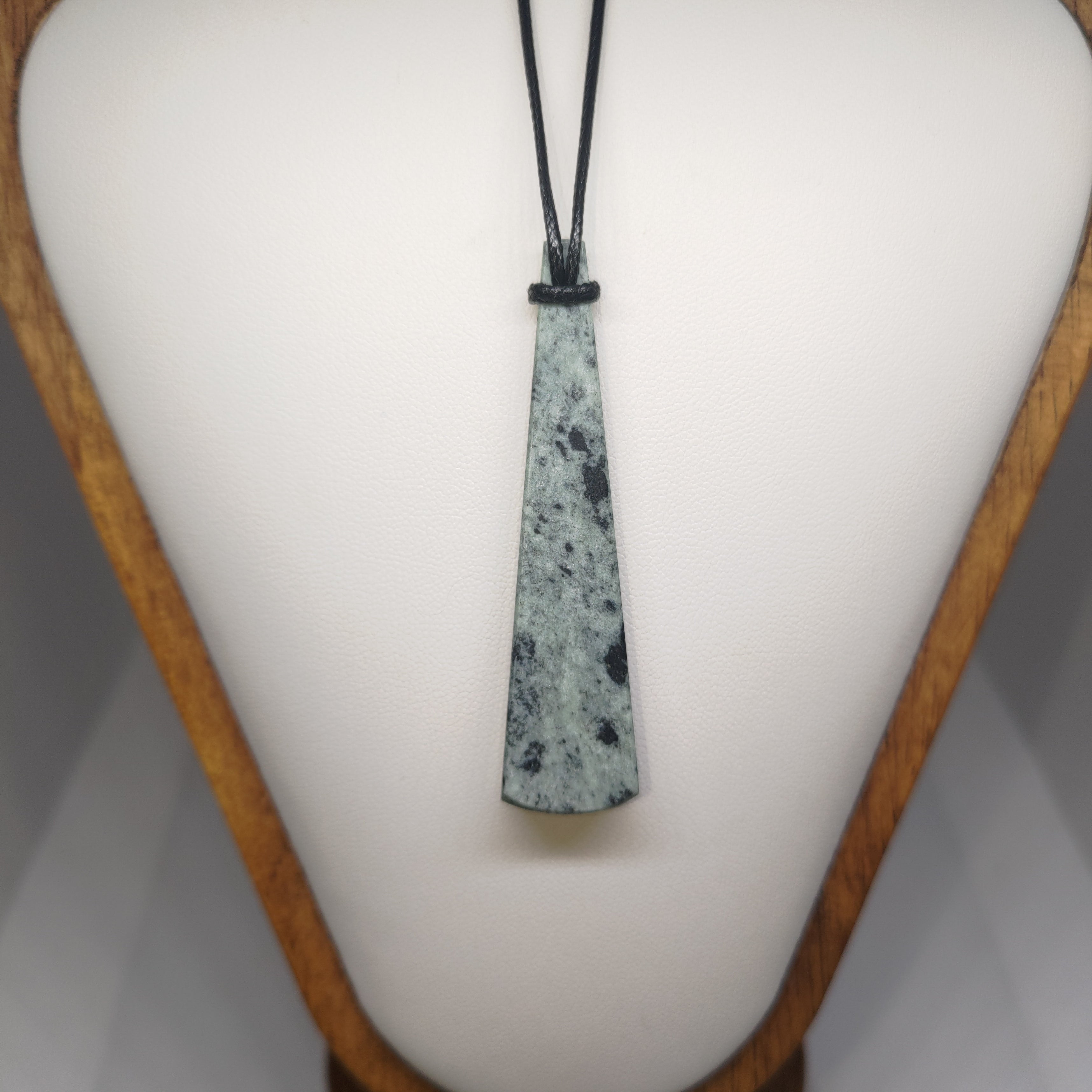 Hand Made New Zealand Pounamu/Greenstone Necklace Ref: 0265