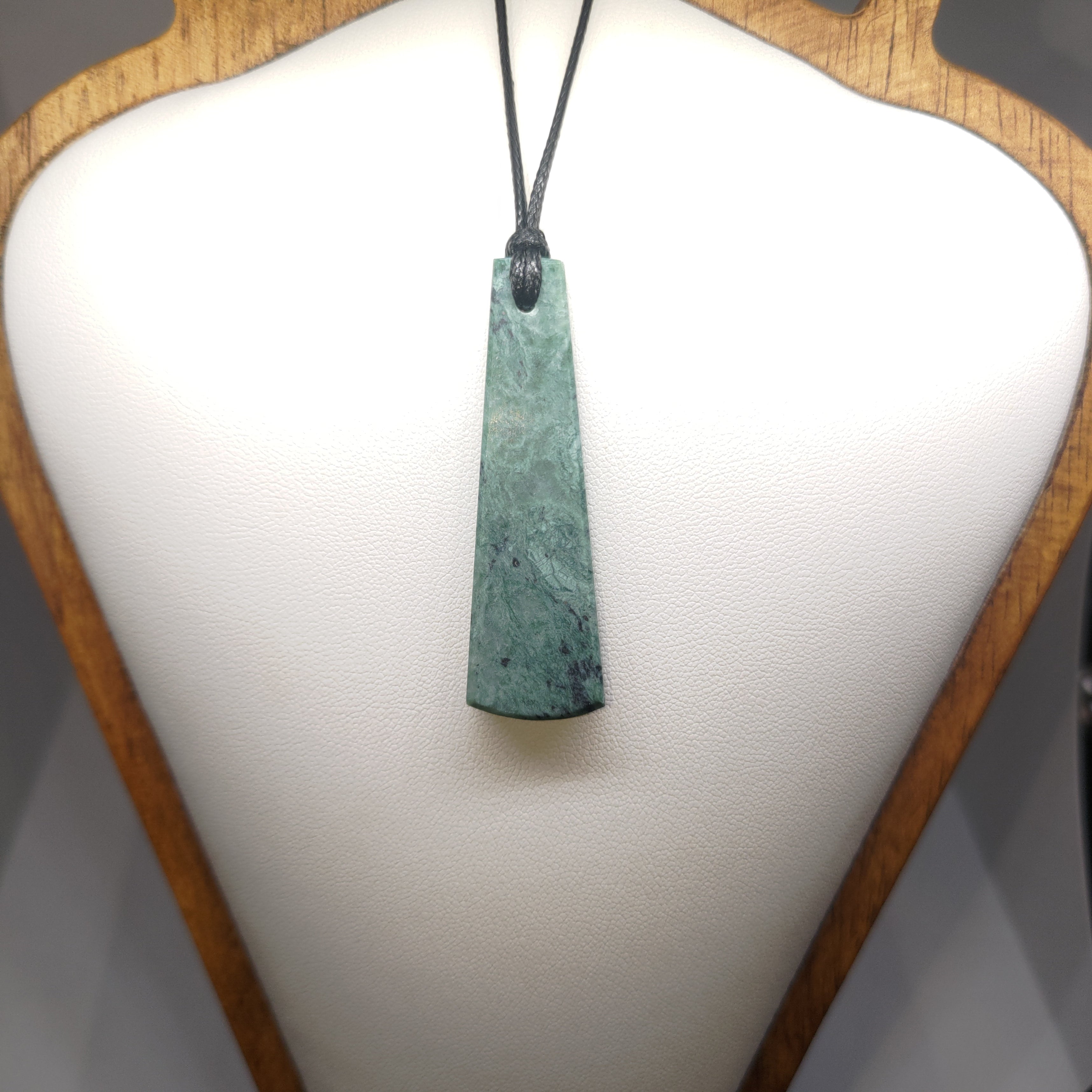 Hand Made New Zealand Pounamu/Greenstone Necklace Ref: 0267
