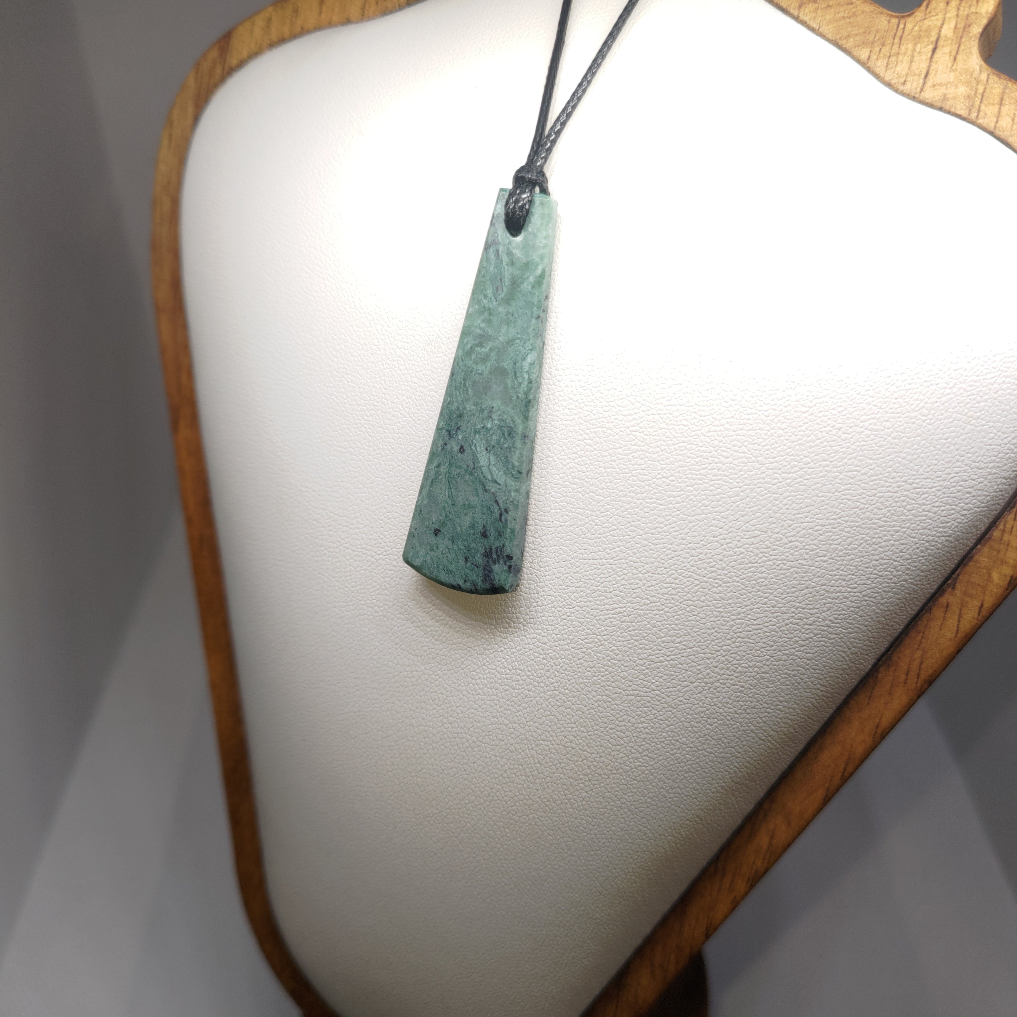 Hand Made New Zealand Pounamu/Greenstone Necklace Ref: 0267