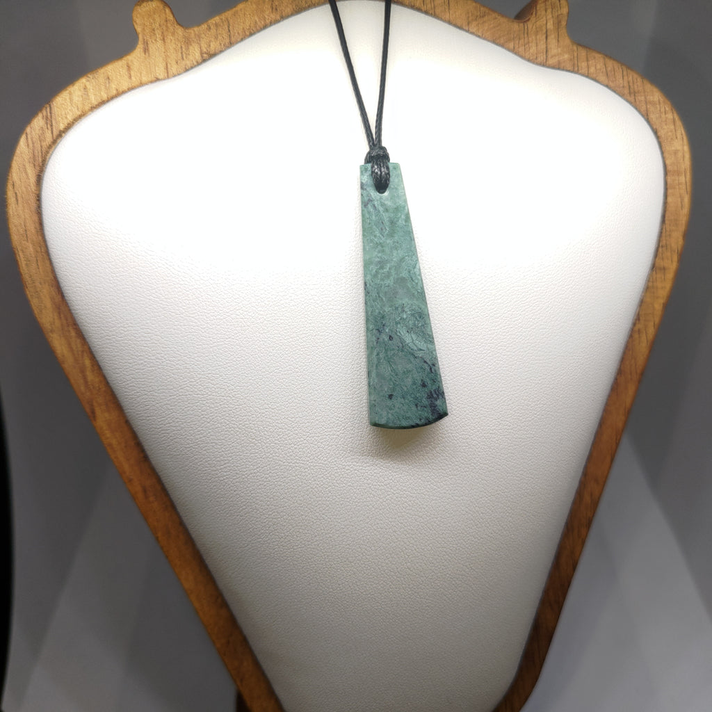 Hand Made New Zealand Pounamu/Greenstone Necklace Ref: 0267