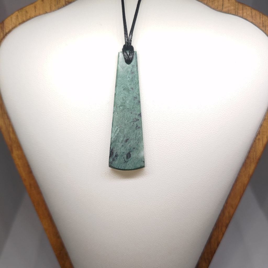 Hand Made New Zealand Pounamu/Greenstone Necklace Ref: 0267